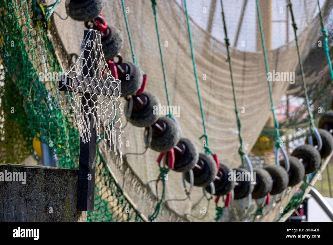 Ein schwarzes Kreuz mit einem weißen Netz, um gegen ein Verbot der Grundschleppnetzfischerei von 2030 zu protestieren. Ab März 2024 wird der Fischfang mit diesen Netzen in der verboten Stockfoto