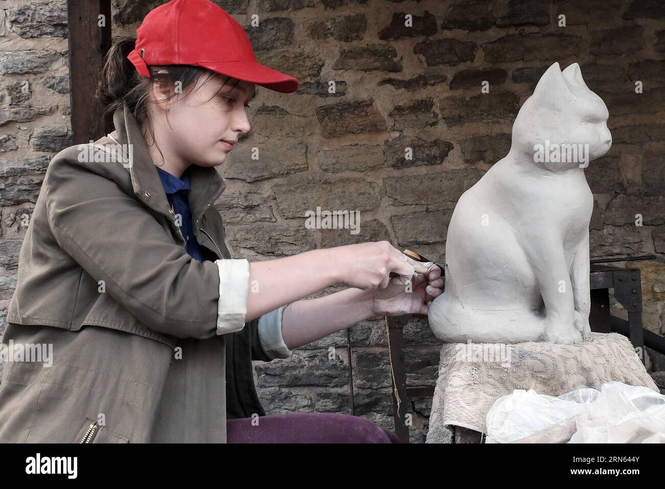Svetlana, eine Töpfermeisterin aus Minsk, Weißrussland, arbeitet während des Internationalen Töpferfestivals in einer Burg in Narva am 10. Juli 2015 an ihrer Katzenskulptur. Keramikmeister aus Estland, Russland und Weißrussland zeigen ihre Werke der Töpfertechnik des 17. Jahrhunderts während des Internationalen Keramikfestivals, das vom 9. Bis 12. Juli in einer mittelalterlichen Burg von Narva, der drittgrößten Stadt Estlands, stattfindet. ) ESTLAND-NARVA-INTERNATIONALES TÖPFERFEST SergeixStepanov PUBLICATIONxNOTxINxCHN Svetlana ein Töpfermeister aus Minsk Weißrussland arbeitet während des Internationalen Töpferfestivals AN ihrer Katzenskulptur Stockfoto