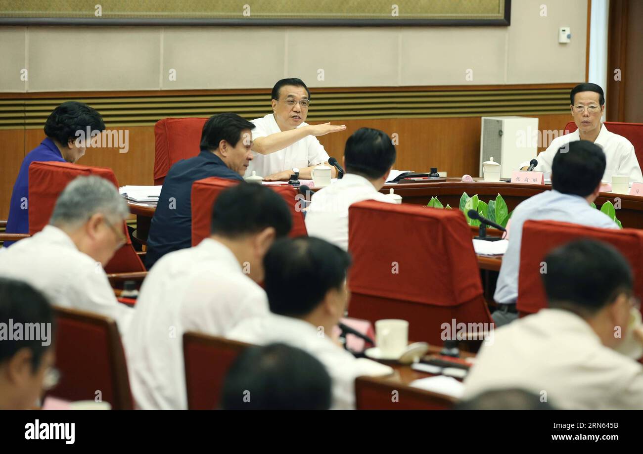 Der chinesische Premierminister Li Keqiang leitet am 9. Juli 2015 eine Konferenz über die Wirtschaftslage in Peking, der Hauptstadt Chinas. Der chinesische Vize-Premier Zhang Gaoli nahm ebenfalls an der Konferenz Teil. ) (Zkr) CHINA-LI KEQIANG-KONFERENZ ZUR WIRTSCHAFTSLAGE YaoxDawei PUBLICATIONxNOTxINxCHN der chinesische Premierminister Keqiang hat eine Konferenz ÜBER die Wirtschaftslage in der chinesischen Hauptstadt Peking am 9. Juli 2015 geleitet der chinesische Vizepremier Zhang Gaoli nahm somit an der Konferenz CCR China Left Keqiang Economic Situation Conference YaoxDawei PUBLICATIONxNOTxCHINxCHN Teil Stockfoto