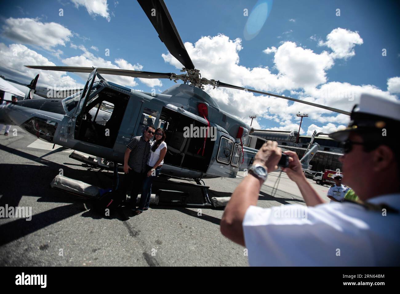 Das Bild, das am 9. Juli 2015 aufgenommen wurde, zeigt Bewohner, die während der siebten Ausgabe der F-AIR Colombia 2015 am Jose Maria Cordova International Airport in Rionegro, Antioquia, Kolumbien, für ein Foto posieren. Jhon Paz) (jg) COLOMBIA-RIONEGRO-MILITARY-FAIR e Jhonpaz PUBLICATIONxNOTxINxCHN Bild aufgenommen AM 9. Juli 2015 zeigt Anwohner, die während der siebten Ausgabe der F Air Colombia 2015 AUF DEM Jose Mary Cordova International Airport in RIONEGRO Antioquia Colombia Jhon NOz JG Fair Colombia e NNCHATCHATCHIONCHATRO Stockfoto