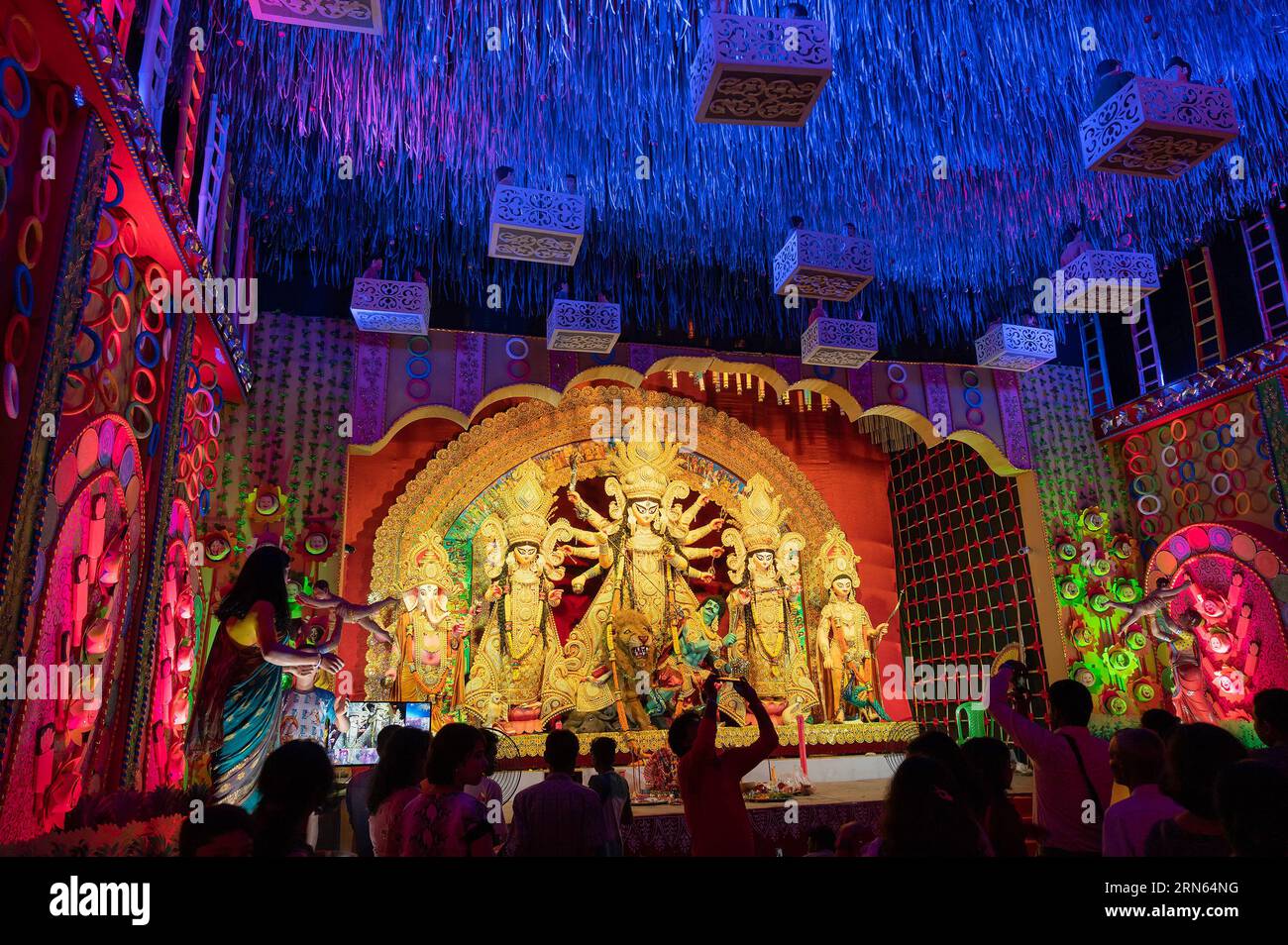 Howrah, Westbengalen, Indien, 3. Oktober 2022: Gläubige besuchen den wunderschön dekorierten Durga Puja Pandal. Durga-Idol wird drinnen verehrt. Stockfoto