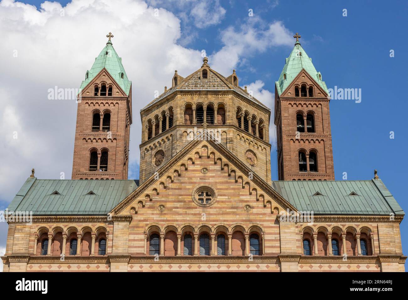 Oberteil mit Dach und Türmen der Kaiserdom zu Speyer auch Speyerer Dom oder Domkirche St. genannt Maria und St. Stephan ist ein romanischer Römer Stockfoto