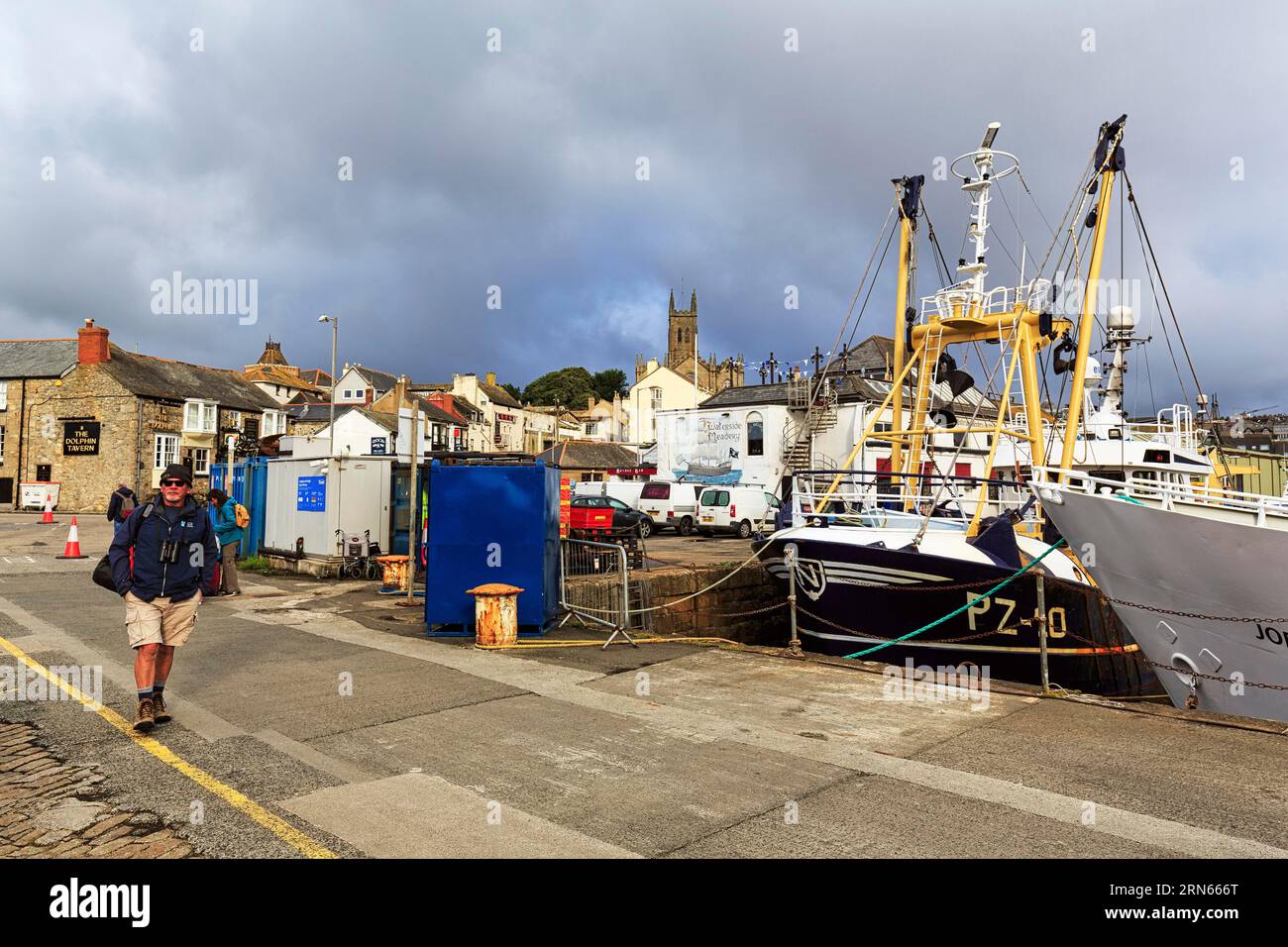 Touristen und Boote im Hafen von Penzance, Cornwall, England, Großbritannien Stockfoto