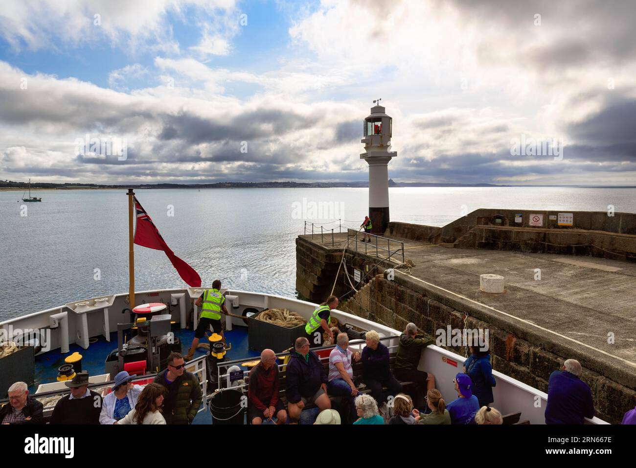 Blick von der Fähre Scillonian III über Mount's Bay, Fährverkehr zwischen Penzance und den Inseln von Scilly, South Pier Lighthouse, Cornwall Stockfoto