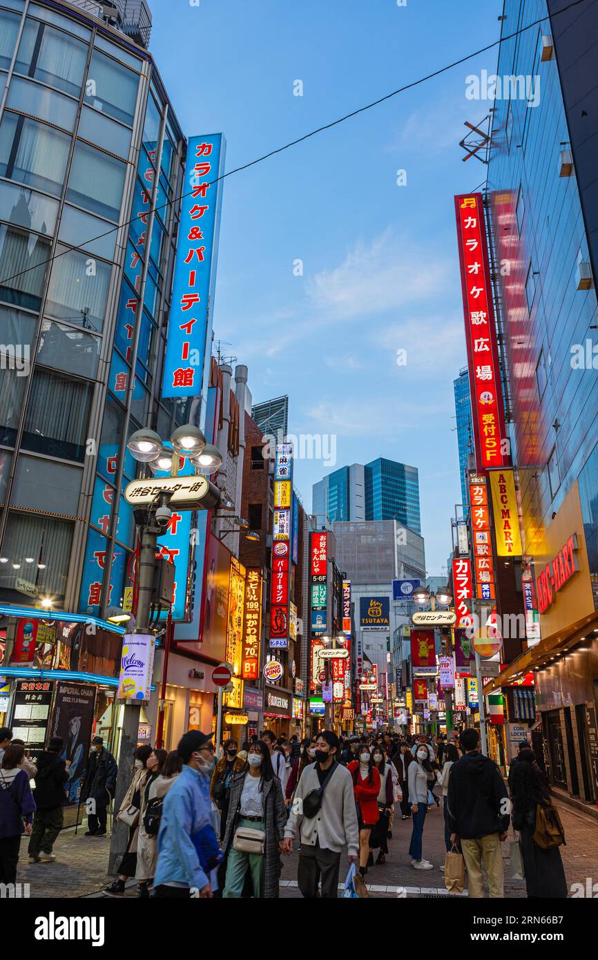 Shibuya Center-Gai Street, Restaurants und Geschäfte, Neon-Schilder, Nachtszene, Udagawacho, Shibuya, Tokio Stockfoto