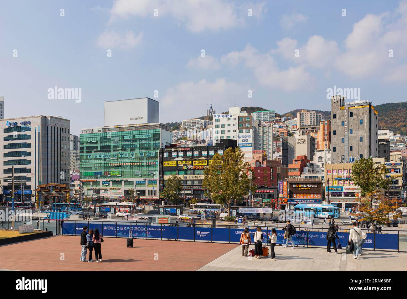 Bahnhofsvorplatz mit Hochhäusern und Geschäften, Touristen, EXPO 2030 Werbung, Busan, Provinz Gyeongsangnam-do Stockfoto