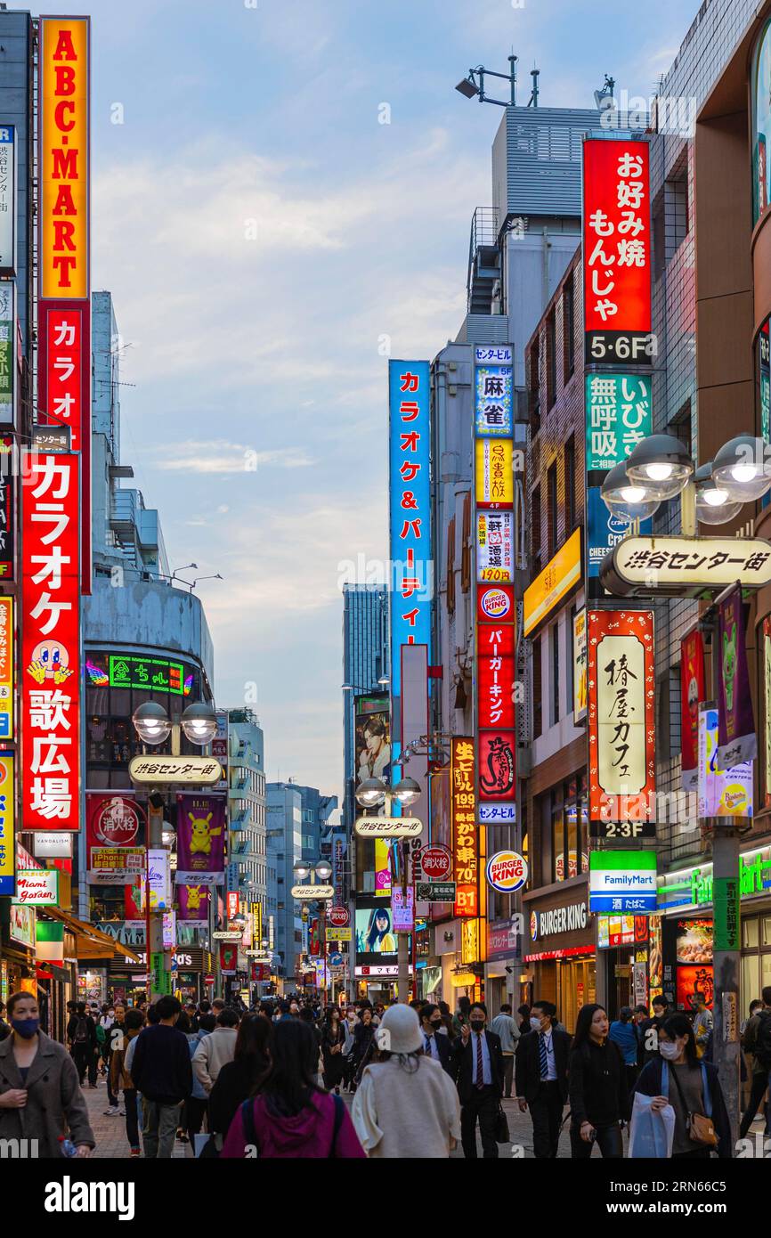 Shibuya Center-Gai Street, Restaurants und Geschäfte, Neon-Schilder, Nachtszene, Udagawacho, Shibuya, Tokio Stockfoto