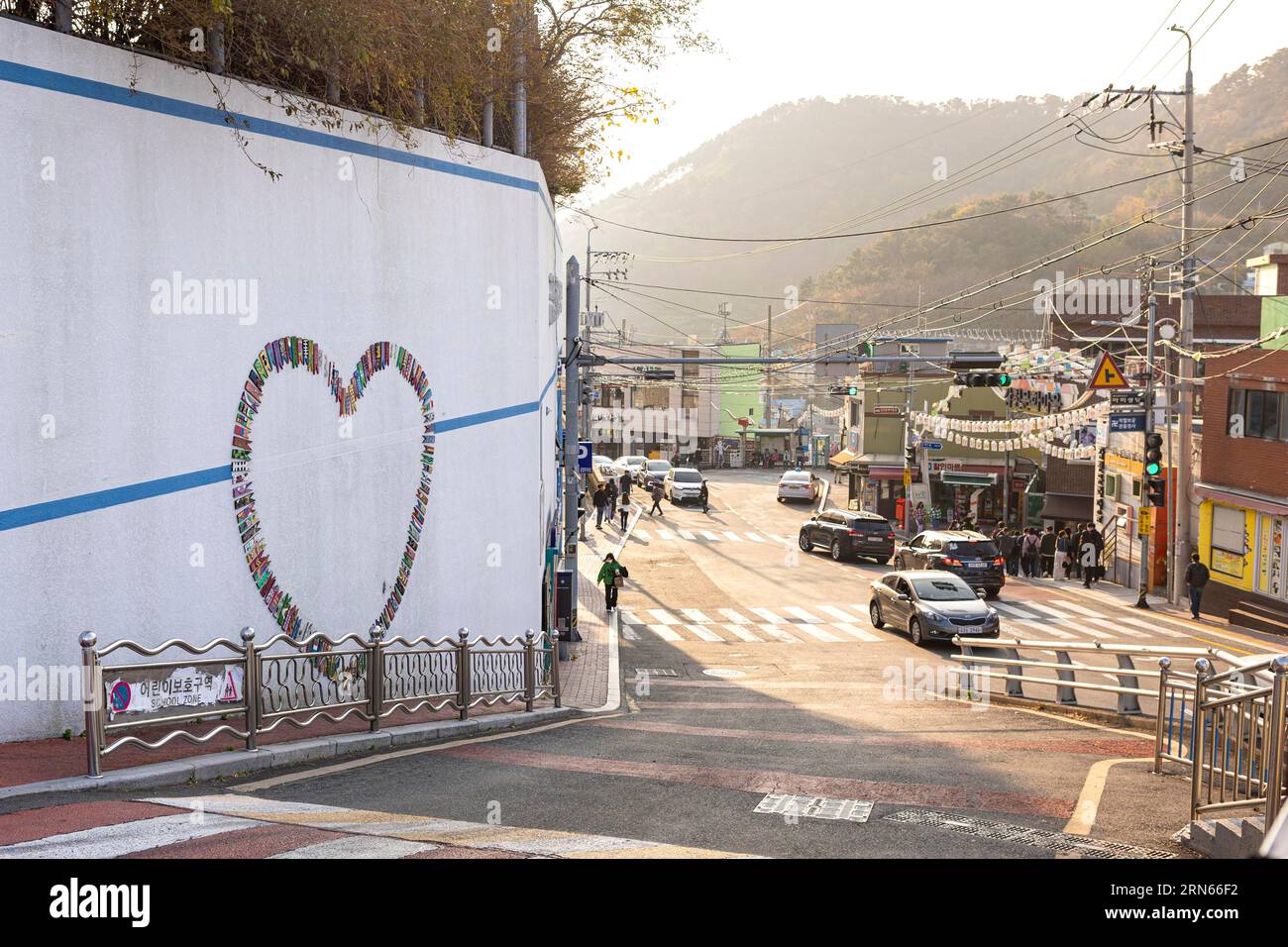 Straßenkunst an einer Kreuzung, Gamcheon Cultural Village, Busan, Provinz Gyeongsangnam-do Stockfoto