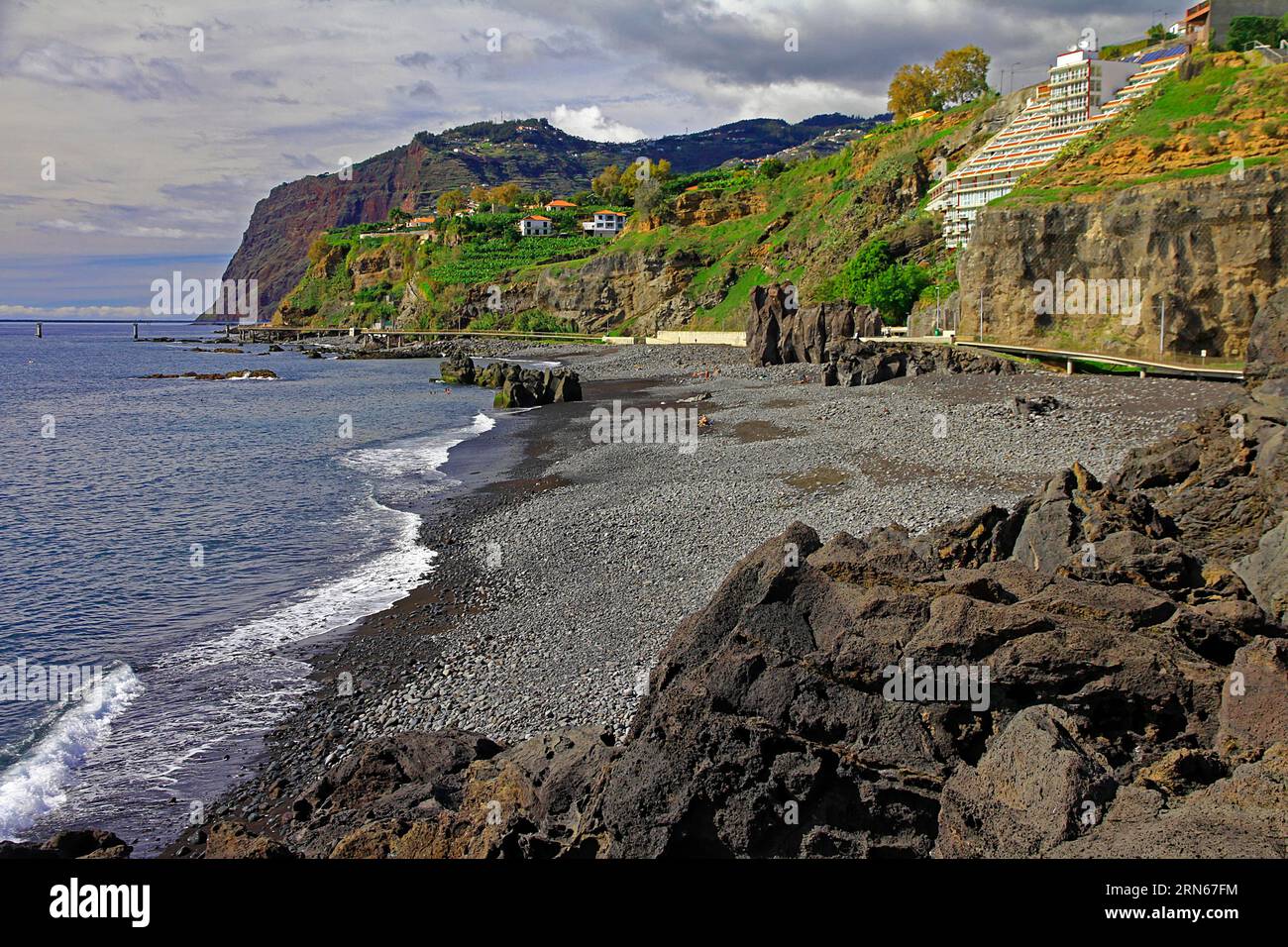Kieselsteinstrand, Praia Formosa, Felsen, Hotel, Suedkueste, Funchal, Insel Madeira Stockfoto