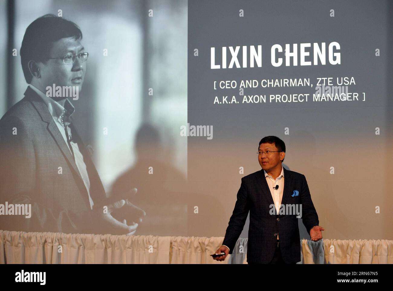 (150714) -- NEW YORK, 14. Juli 2015 -- Lixin Cheng, Chairman und CEO von ZTE USA, stellt das neue Axon-Telefon während seiner Enthüllungszeremonie in New York, USA, am 14. Juli 2015 vor. Der chinesische Smartphone-Hersteller ZTE stellte am Dienstag sein neuestes Angebot Axon in New York vor, ein HiFi-Audiotelefon, das das Unternehmen sein erstes Telefon in den USA nannte ) US-NEW YORK-ZTE-AXON PHONE WangxLei PUBLICATIONxNOTxINxCHN 150714 New York 14. Juli 2015 Lixin Cheng Chairman und CEO von ZTE USA stellt das New AXON Phone während seiner Enthüllungszeremonie in New York in den USA AM 14. Juli vor Stockfoto