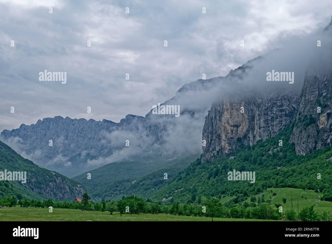 Komarnica-Tal im Naturpark Dragisnica und Komarnica mit den Bergen des Durmitor-Massivs und des Dinarides-Gebirges. Stockfoto
