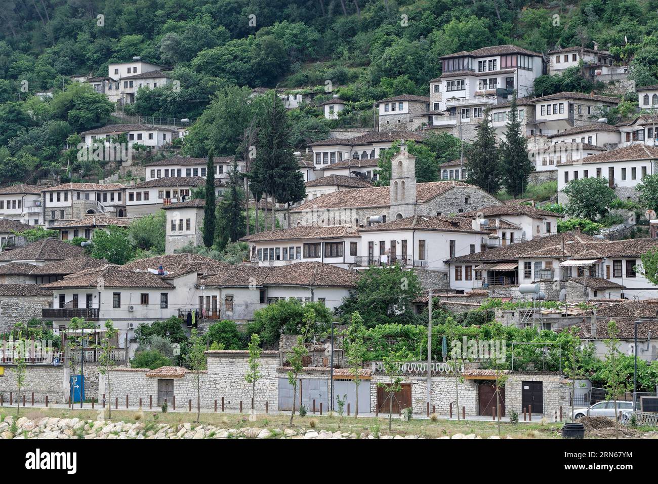 Die weißen Häuser im Stadtteil Gorica der südalbanischen Stadt Berat gehören zum UNESCO-Weltkulturerbe. Berat, Albanien, Südosteuropa Stockfoto