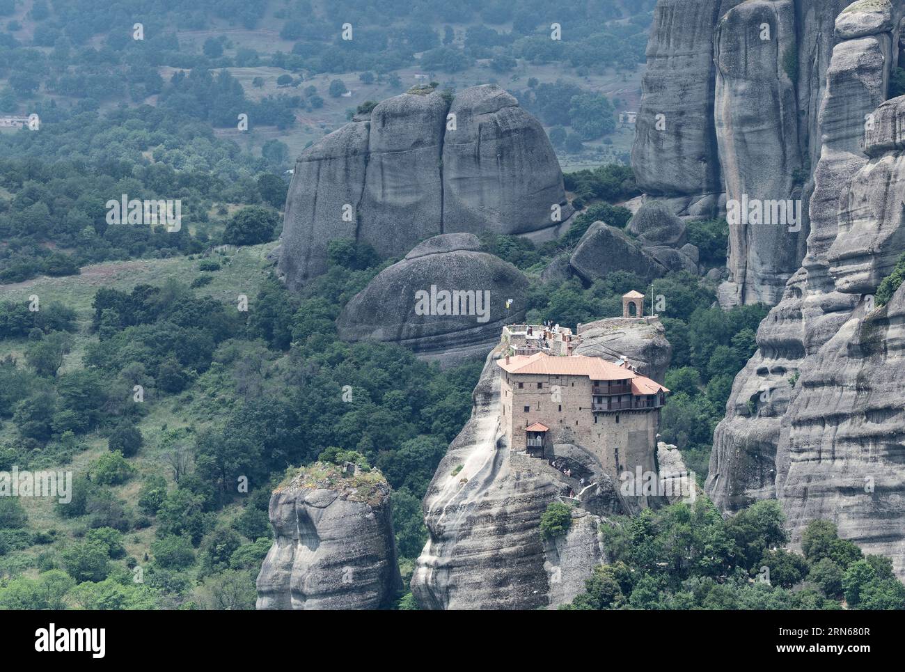 Das Kloster Agiou Nikolaou Anapavsa, Agios Nikolaos Anapafsas. Die griechisch-orthodoxen Meteora-Klöster sind auf Sandsteinklippen über dem errichtet Stockfoto