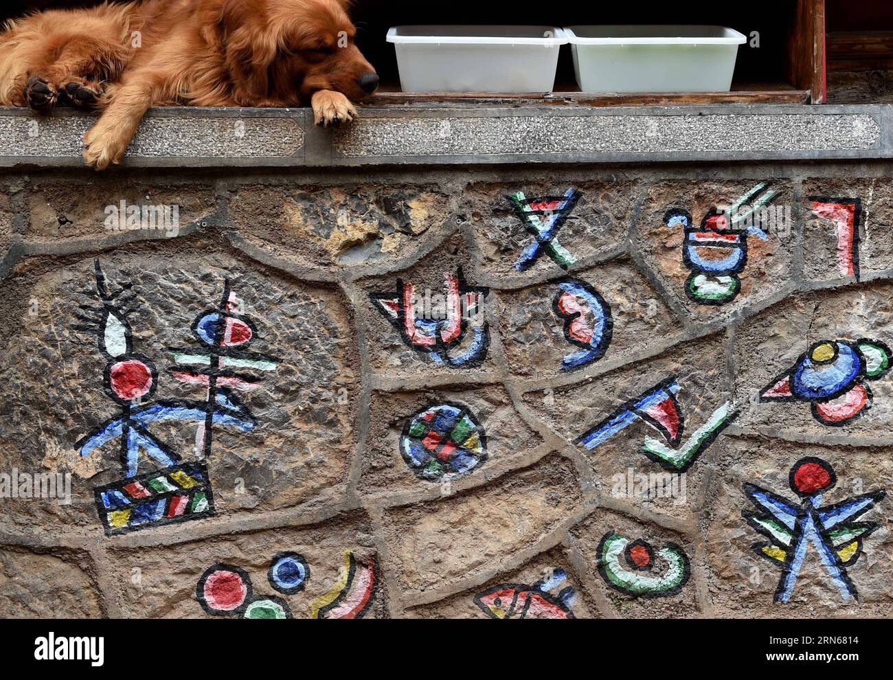 (150715) -- LIJIANG, 14. Juli 2015 -- Ein Hund ruht vor einem Geschäft in Shuhe der antiken Stadt Lijiang, Südwestchinas Provinz Yunnan, 14. Juli 2015. Als Teil der antiken Stadt Lijiang, die 1997 von der UNESCO zum Weltkulturerbe erklärt wurde, zieht Shuhe viele Besucher an. ) (Zwx) CHINA-YUNNAN-LIJIANG-SHUHE ANTIKE STADT(CN) LinxYiguang PUBLICATIONxNOTxINxCHN 150715 Lijiang 14. Juli 2015 ein Hund liegt außerhalb eines Shops in Shuhe von Lijiang ANTIKE Stadt Südwesten Chinas S Yunnan Provinz 14. Juli 2015 als Teil der Lijiang Antike Stadt, die als Weltkulturerbe aufgeführt ist Stockfoto