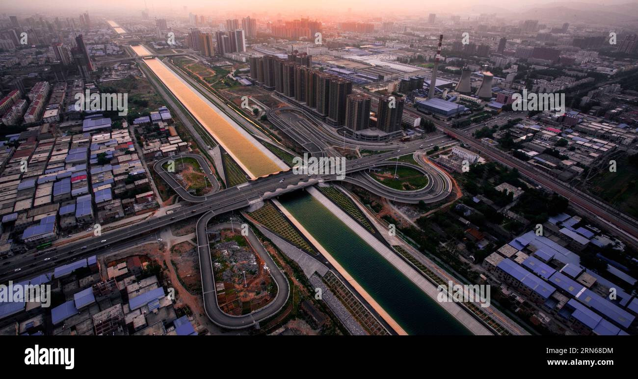 (150715) -- PEKING, 15. Juli 2015 () -- das am 19. Mai 2015 aufgenommene Aktenfoto zeigt einen Teil des Projekts der Süd-Nord-Wasserumleitung auf der Mittleren Route in Jiaozuo, der zentralchinesischen Provinz Henan. Die Wassermenge, die durch die mittlere Route des massiven Süd-Nord-Wasserumleitungsprojekts Chinas geleitet wurde, hat laut offiziellen Daten eine Milliarde Kubikmeter überschritten. Die Wasserqualität sei stabil, sagten Quellen mit dem Bau- und Verwaltungsbüro des South-to-North Water Diversion Middle Route Project am Mittwoch. Das Wasserumleitungsprojekt, das nach Schätzungen das größte der Welt ist Stockfoto