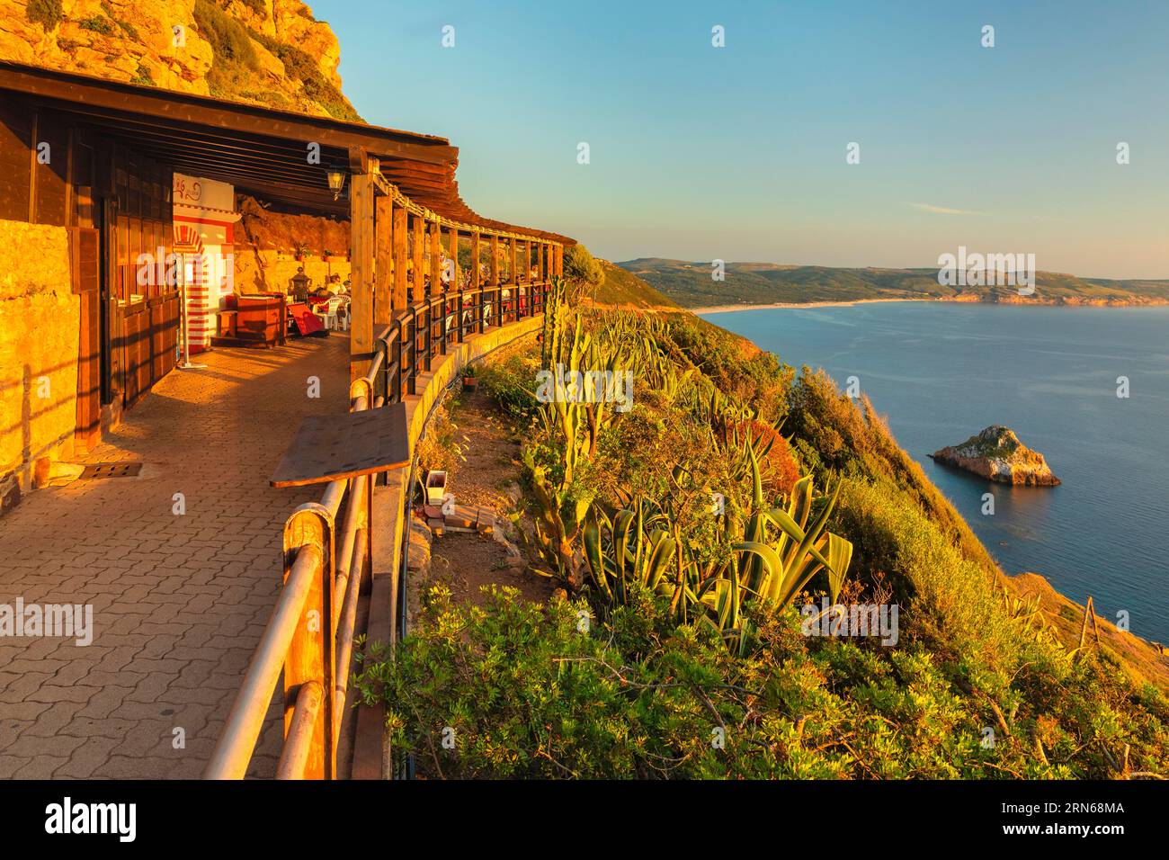 Restaurant am Aussichtspunkt über der Laveria Lamarmora Mine, Nebida, Provinz Sud Sardegna, Sardinien, Italien, Nebida, Sardinien, Italien Stockfoto