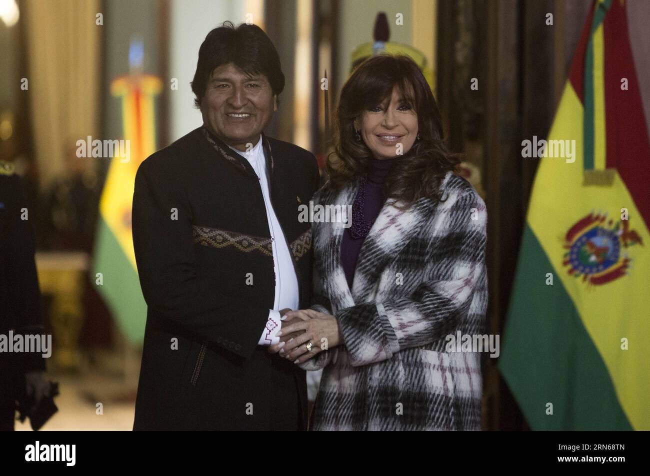 150716 -- BUENOS AIRES, 15. Juli 2015 -- Argentiniens Präsidentin Cristina Fernandez de Kirchner R trifft sich am 15. Juli 2015 mit ihrem bolivianischen Amtskollegen Evo Morales L in der Casa Rosada in Buenos Aires, der Hauptstadt Argentiniens. Morales besuchte Argentinien, um bilaterale Abkommen zu unterzeichnen und das von der bolivianischen Regierung gespendete Denkmal von Juana Azurduy einzuweihen, so die lokale Presse. Martin Zabala ARGENTINA-BUENOS AIRES-BOLIVIA-PRESIDENT-VISIT e MARTINxZABALA PUBLICATIONxNOTxINxCHN Stockfoto