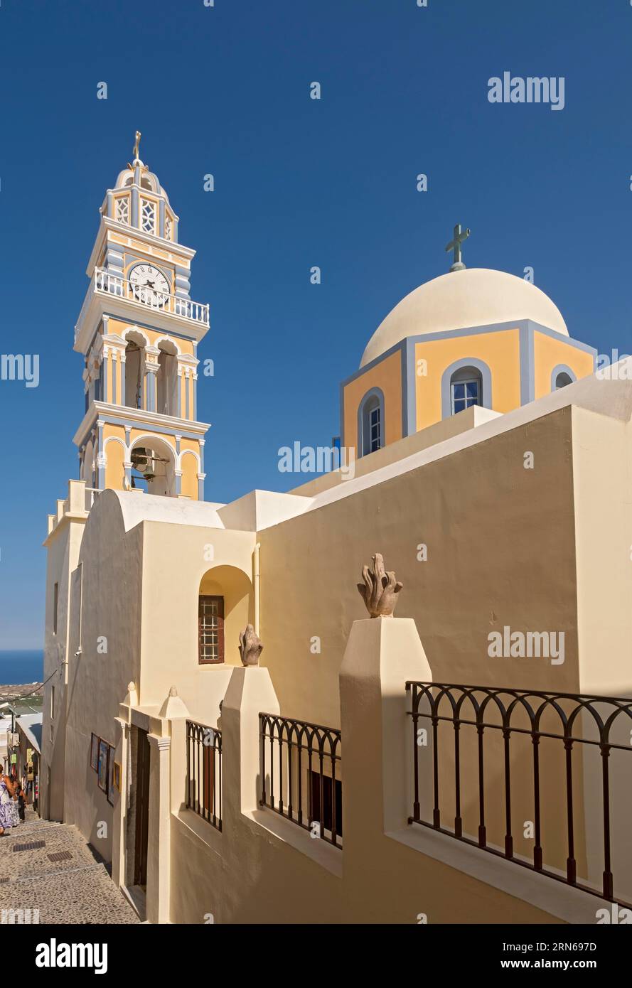 Kuppel und Kirchturm der katholischen Kathedrale St. Johannes des Täufers, Fira, Santorini, Griechenland Stockfoto