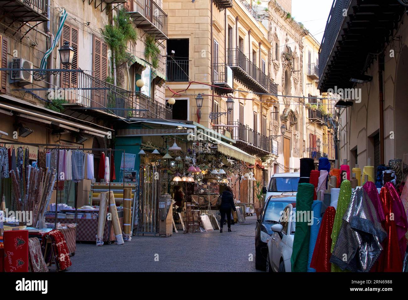 Gasse in der Altstadt, Stoffgeschäfte, Palermo, Hauptstadt, Sizilien, Italien Stockfoto