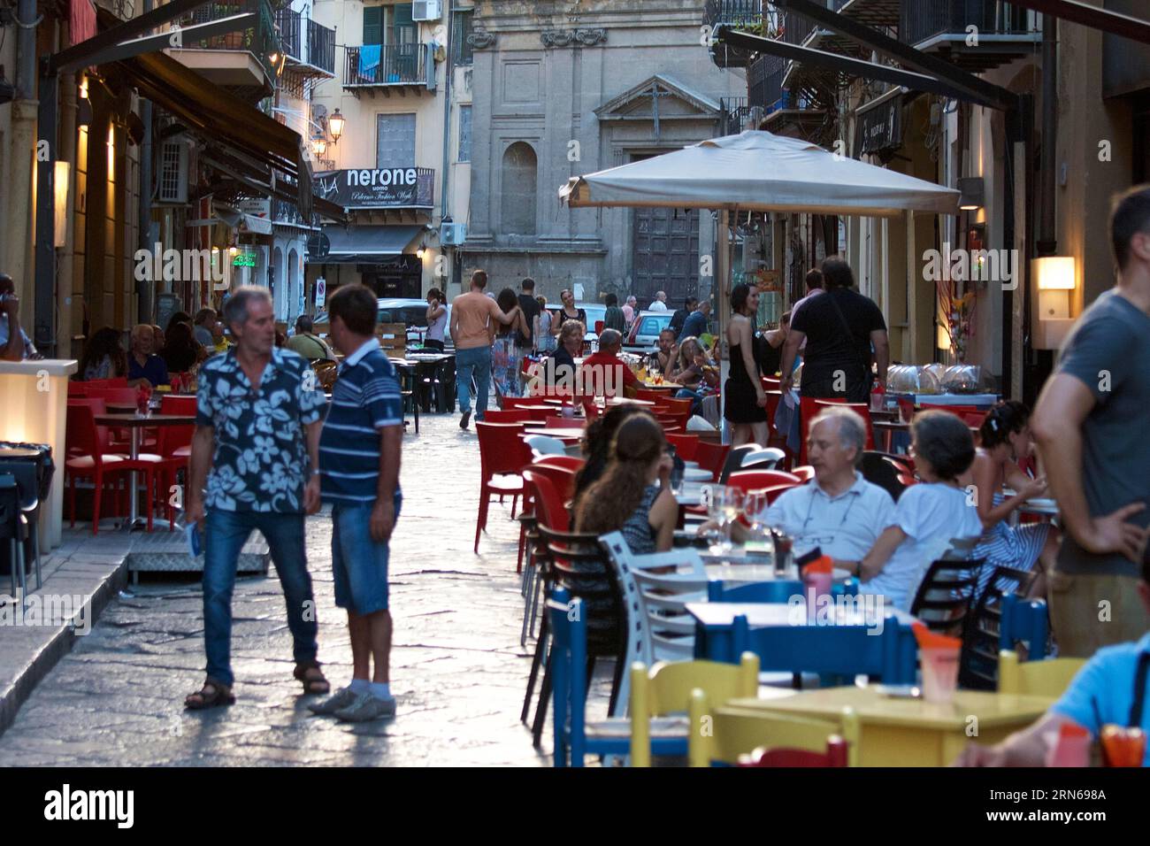 Gasse in der Altstadt, Passanten, Gäste in einem Café, Palermo, Hauptstadt, Sizilien, Italien Stockfoto