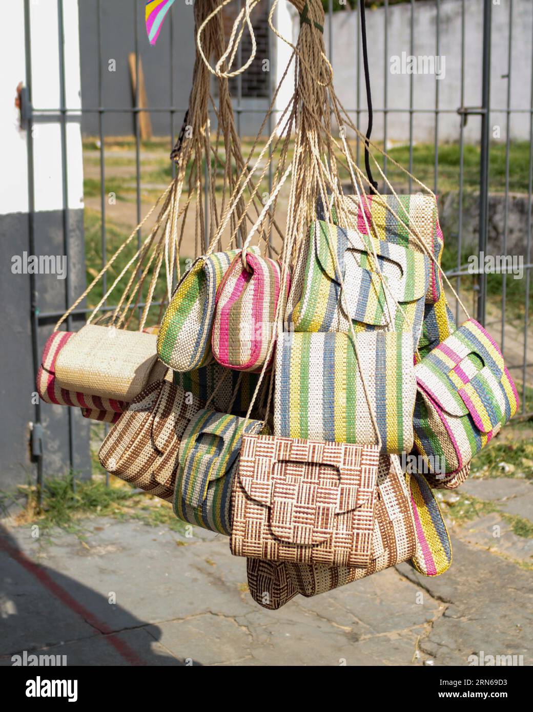 Frauentaschen aus bunten Gemüsefasern sind Souvenirs für Touristen auf dem Markt in São Luís, Maranhão, nordöstlich von Brasilien. Stockfoto