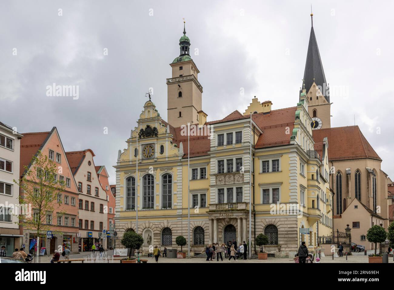 Altes Rathaus mit Pfeifenturm, Turm der Pfarrkirche St. Moritz, Rathausplatz, Ingolstadt, Oberbayern, Bayern, Deutschland Stockfoto