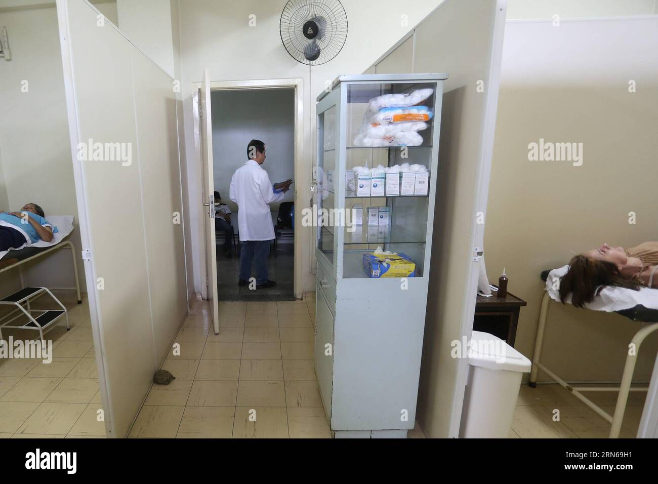 (150716) -- SAO PAULO, 16. Juli 2015 -- Bild aufgenommen am 15. Juli 2015 zeigt einen Patienten, der auf eine Akupunktur-Behandlung in einem öffentlichen Gesundheitszentrum des Unified Health System (SUS) in Sao Paulo, Brasilien wartet. Nach Angaben der Gesundheitsabteilung von Sao Paulo wurde die Akupunktur, eine Komponente der chinesischen traditionellen Medizin, 2001 in öffentlichen Gesundheitszentren in der Stadt eingeführt. Nach den Empfehlungen der Weltgesundheitsorganisation (WHO) genehmigte Brasilien 2006 die nationale Politik der Integrativen und Komplementären Praktiken, wenn die Akupunktur und andere komplementäre Medizin Praxis Stockfoto