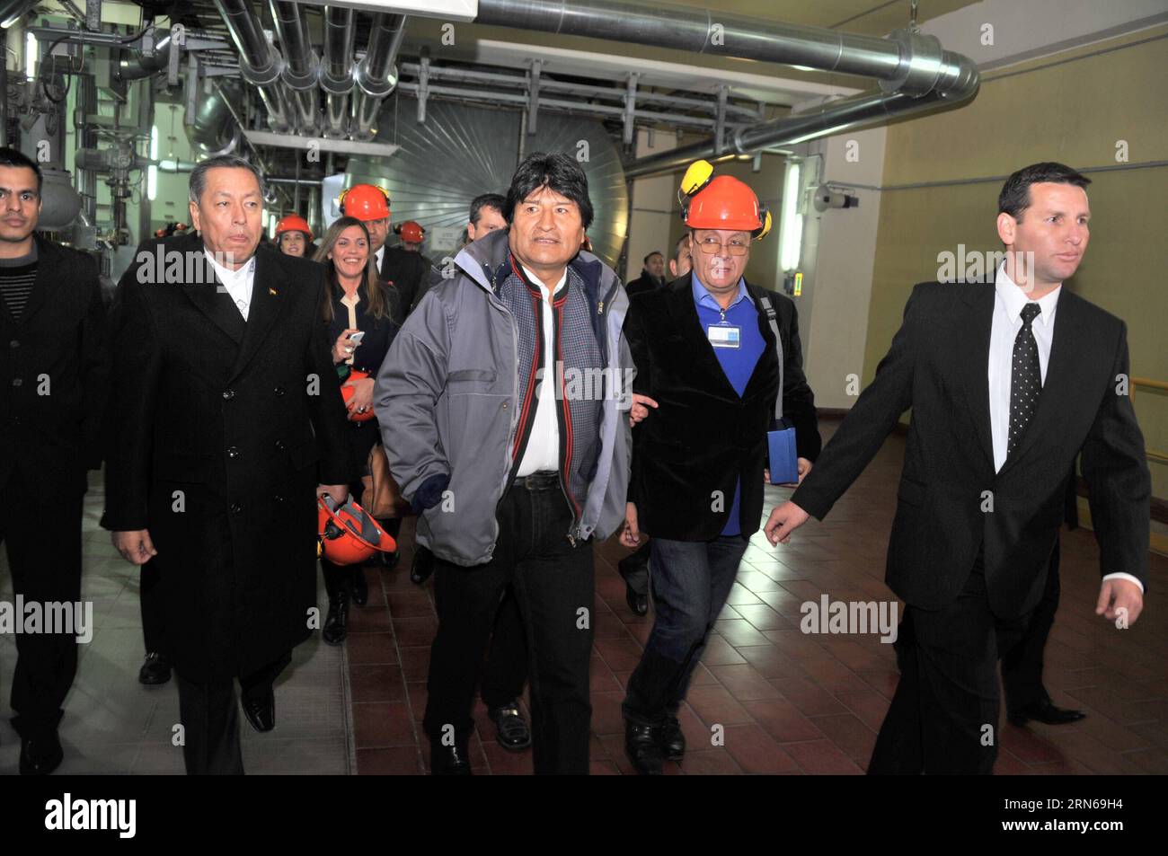 POLITIK Evo Morales besichtigt Atomkraftwerk in Buenos Aires (150716) -- BUENOS AIRES, 16. Juli 2015 -- Boliviens Präsident Evo Morales (C) besucht am 16. Juli 2015 das Kernkraftwerk Nestor Carlos Kirchner in Buenos Aires, der Hauptstadt Argentiniens. Morales besuchte Argentinien, um bilaterale Abkommen zu unterzeichnen und das von der bolivianischen Regierung gespendete Denkmal von Juana Azurduy einzuweihen, so die lokale Presse. R Zaconeta/ABI) (jg) ARGENTINIEN-BUENOS AIRES-BOLIVIA-POLITICS-VISIT e ABI PUBLICATIONxNOTxINxCHN Politics Evo Morales besuchte das Kernkraftwerk in Buenos Aires 150 Stockfoto