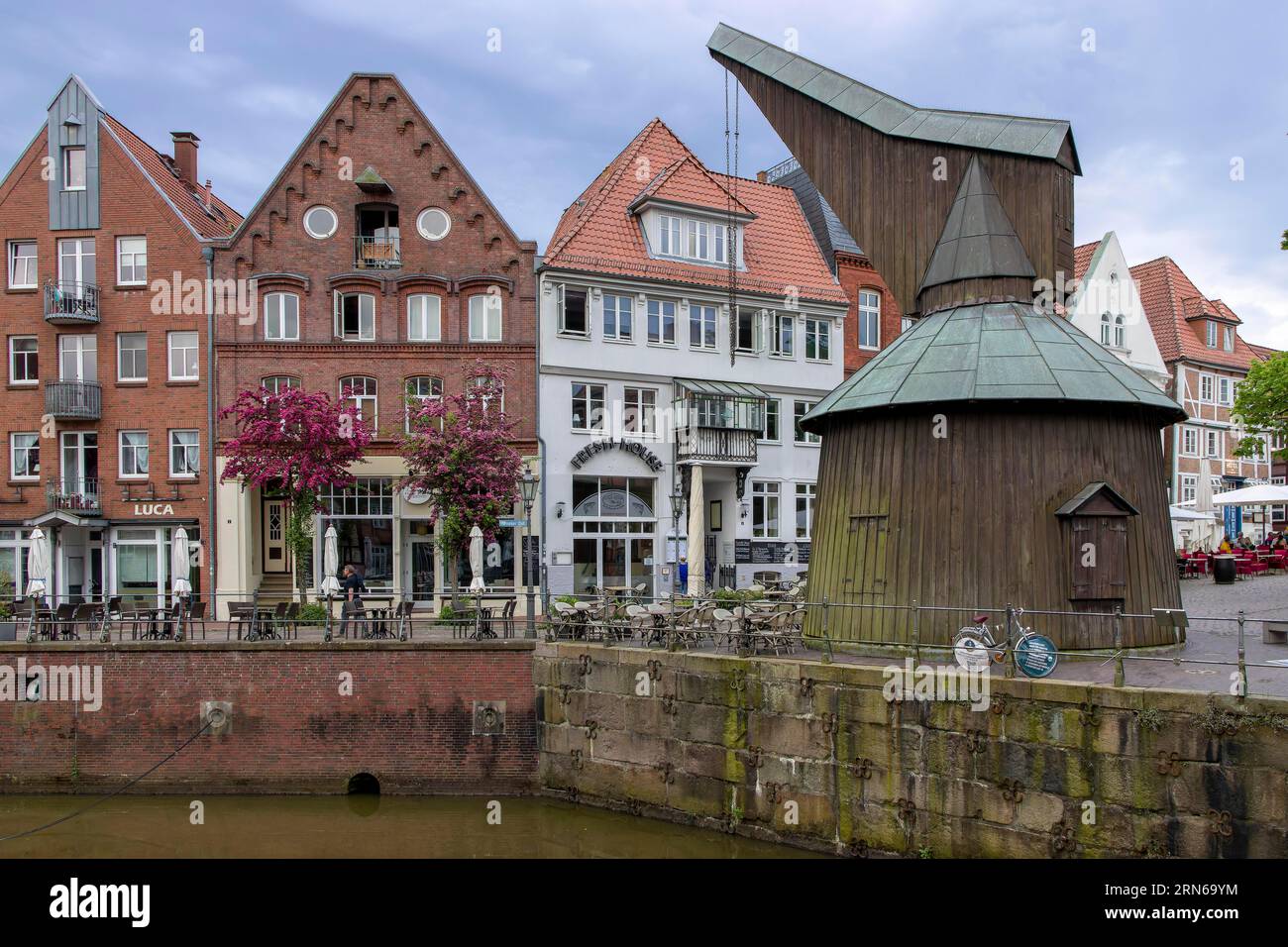 Mittelalterliche Häuser am Kanal in Stade, Hafenkran, Tretkran nach historischem Lüneburger Modell, Hansehafen, Fischmarkt, Stade, unten Stockfoto