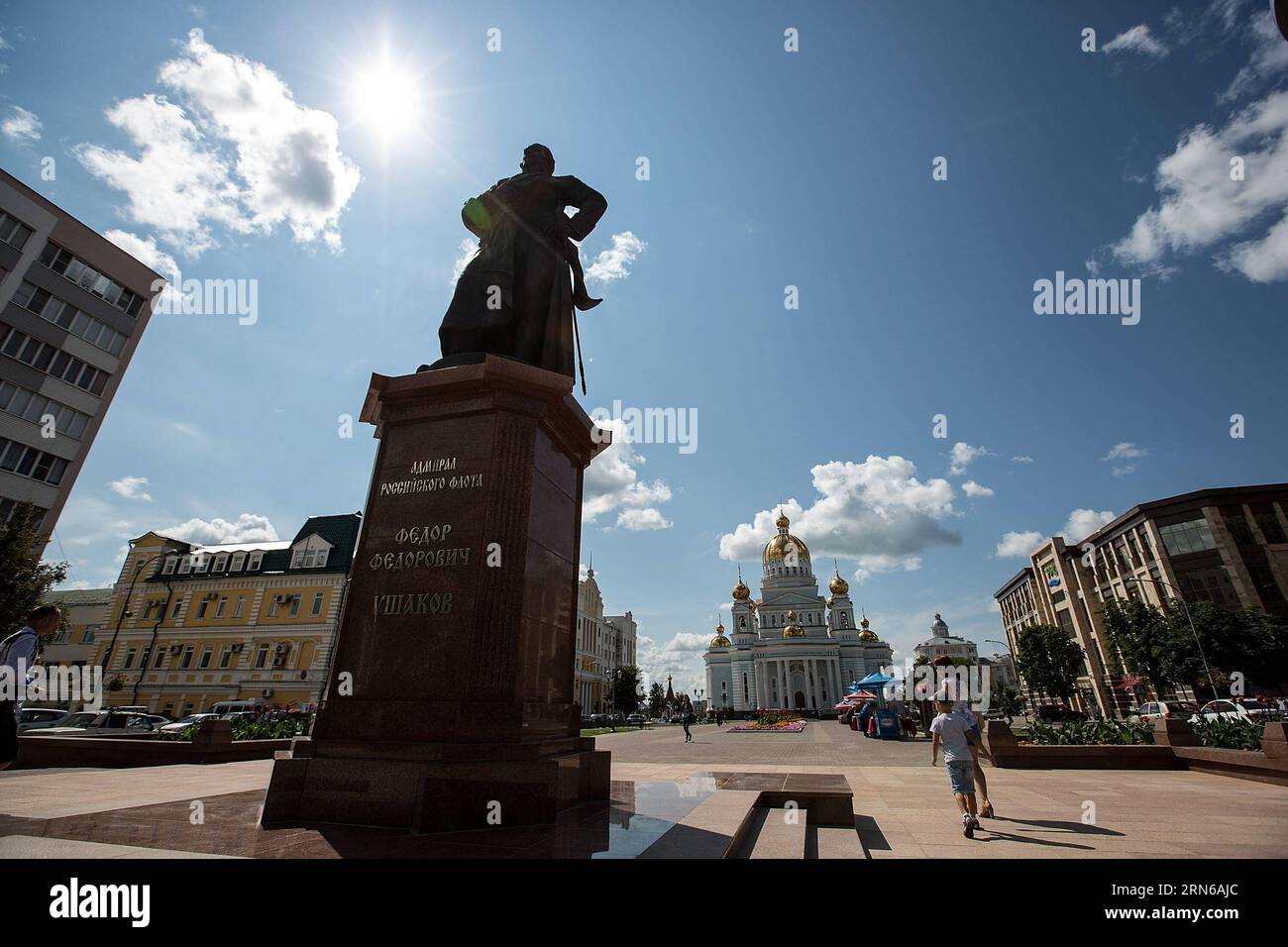 (150717) -- SARANSK, 17. Juli 2015 -- Foto vom 17. Juli 2015 zeigt die Statue von Feodor Uschakow, dem russischen Marinekommandanten und Admiral des 18. Jahrhunderts, in Saransk, Russland. Russland wird 2018 Austragungsort des Fußballturniers der FIFA-Weltmeisterschaft sein. )(wll) (SP)RUSSLAND-SARANSK-FIFA-WELTCUPSTADT LixMing PUBLICATIONxNOTxINxCHN 150717 Saransk 17. Juli 2015 Foto aufgenommen AM 17. Juli 2015 zeigt die Statue von Feodor Uschakow, dem russischen Marineführer und Admiral des 18. Jahrhunderts in Saransk Russland wird das FIFA-Fußballweltmeisterschaft 2018 wll SP Russland ausrichten Saransk FIFA-Weltmeisterschaft Stadt L Stockfoto