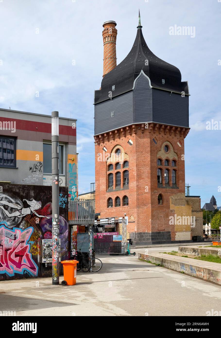 Graffiti im Kulturzentrum Schlachthof mit denkmalgeschütztem Wasserturm, Subkultur, Wiesbaden, Hessen, Deutschland Stockfoto