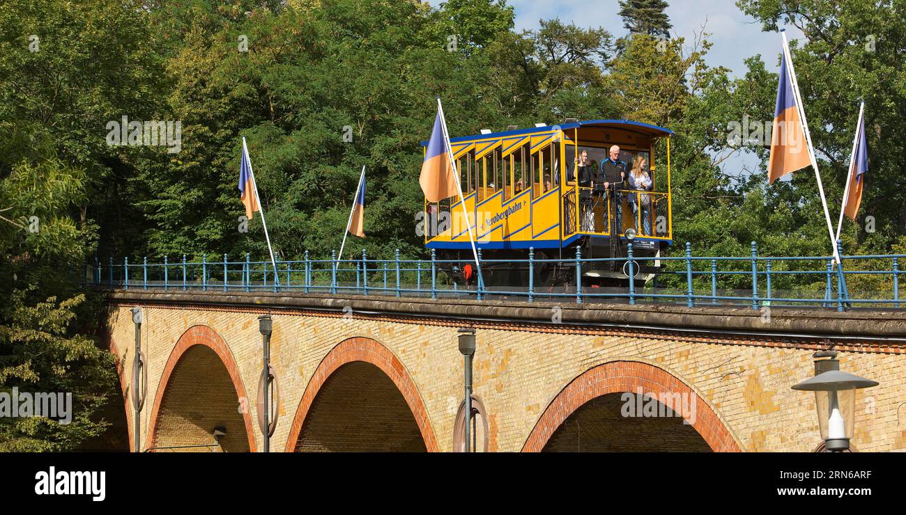 Nerobergbahn auf dem Viadukt, Zahnradbahn, technisches Kulturdenkmal, Wiesbaden, Hessen, Deutschland Stockfoto