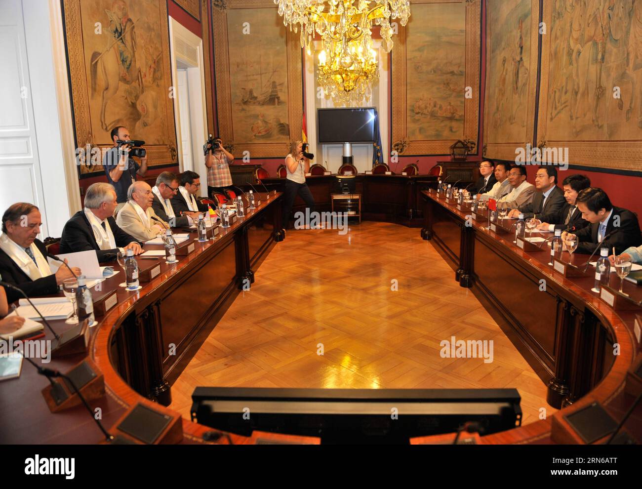(150718) -- MADRID, - der chinesische Botschafter in Spanien LYU Fan (3. R) und Mitglieder einer Kulturdelegation aus der autonomen Region Tibet im Südwesten Chinas treffen sich am 17. Juli 2015 in Madrid (Spanien) mit Vertretern des spanischen Senats. Die Delegation nahm am Freitag an einem Seminar mit dem Ziel Teil, den Austausch mit Spanien zu fördern. ) SPANIEN-MADRID-CHINA-TREFFEN XiexHaining PUBLICATIONxNOTxINxCHN 150718 Madrid Chinesischer Botschafter in Spanien LYU-Unterstützer 3. R. und Mitglieder einer Kulturdelegation aus der autonomen Region Südwestchina S Tibet treffen sich mit Vertretern des spanischen Senats in Madrid S Stockfoto