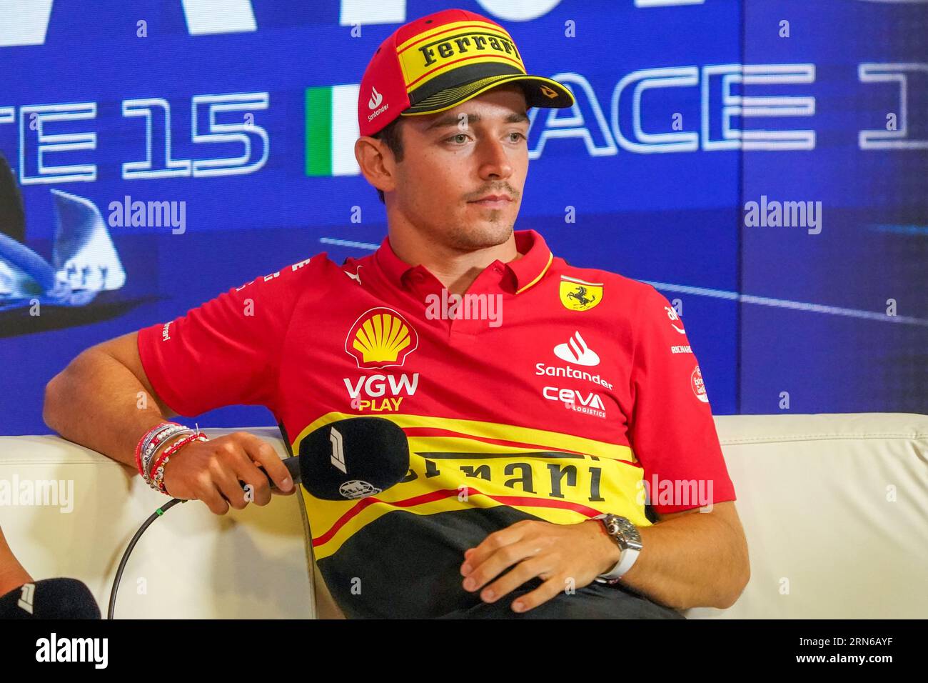 Charles Leclerc aus Monaco fährt den (16) Scuderia Ferrari SF-23 während der Fahrerpressekonferenz beim Formel 1 Pirelli Grand Prix 2023 am 31. August 2023 in Monza, Italien. Quelle: Luca Rossini/E-Mage/Alamy Live News Stockfoto
