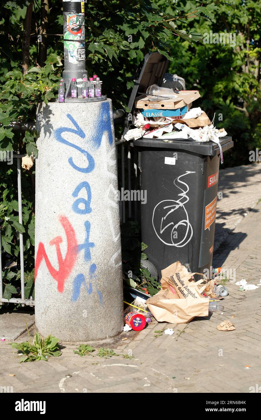 Überfüllter Mülleimer für Restmüll, der auf der Straße steht, Deutschland Stockfoto