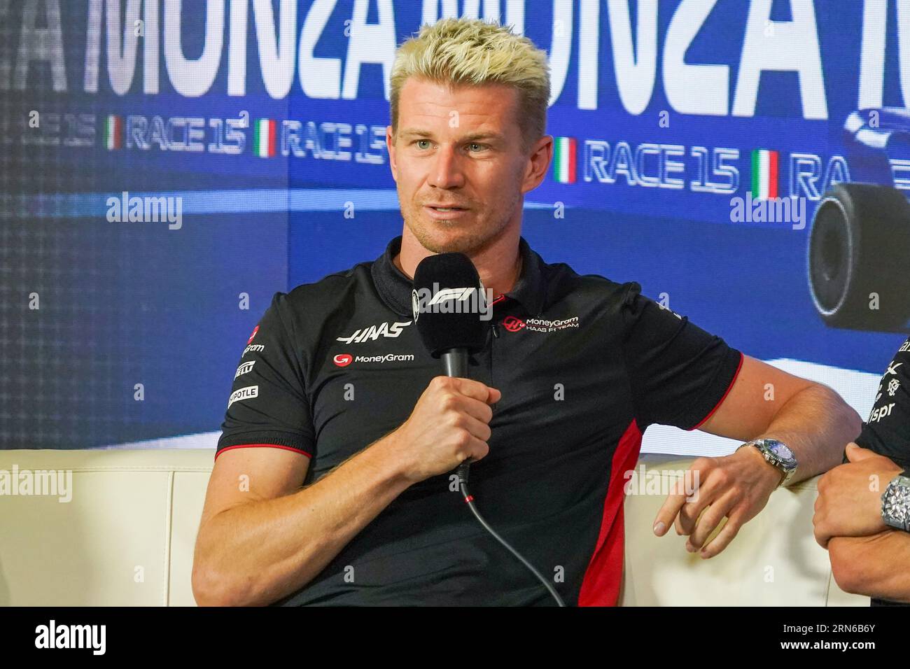 Nico Hulkenberg aus Deutschland fährt das (27) MoneyGram Haas F1 Team VF-23 während der Fahrer-Pressekonferenz beim Formel 1 Pirelli Grand Prix 2023 am 31. August 2023 in Monza, Italien. Quelle: Luca Rossini/E-Mage/Alamy Live News Stockfoto
