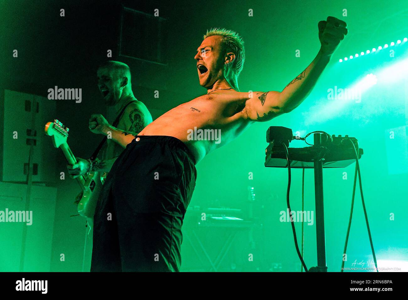 30. August 2023, Liverpool, Vereinigtes Königreich: Leadsänger HAMISH HUTCHESON und Gitarrist CONOR GOLDIE der Glasgow Band VLURE treten live auf Future Yard, Birkenhead. (Bild: © Andy von Pip/ZUMA Press Wire) NUR REDAKTIONELLE VERWENDUNG! Nicht für kommerzielle ZWECKE! Stockfoto