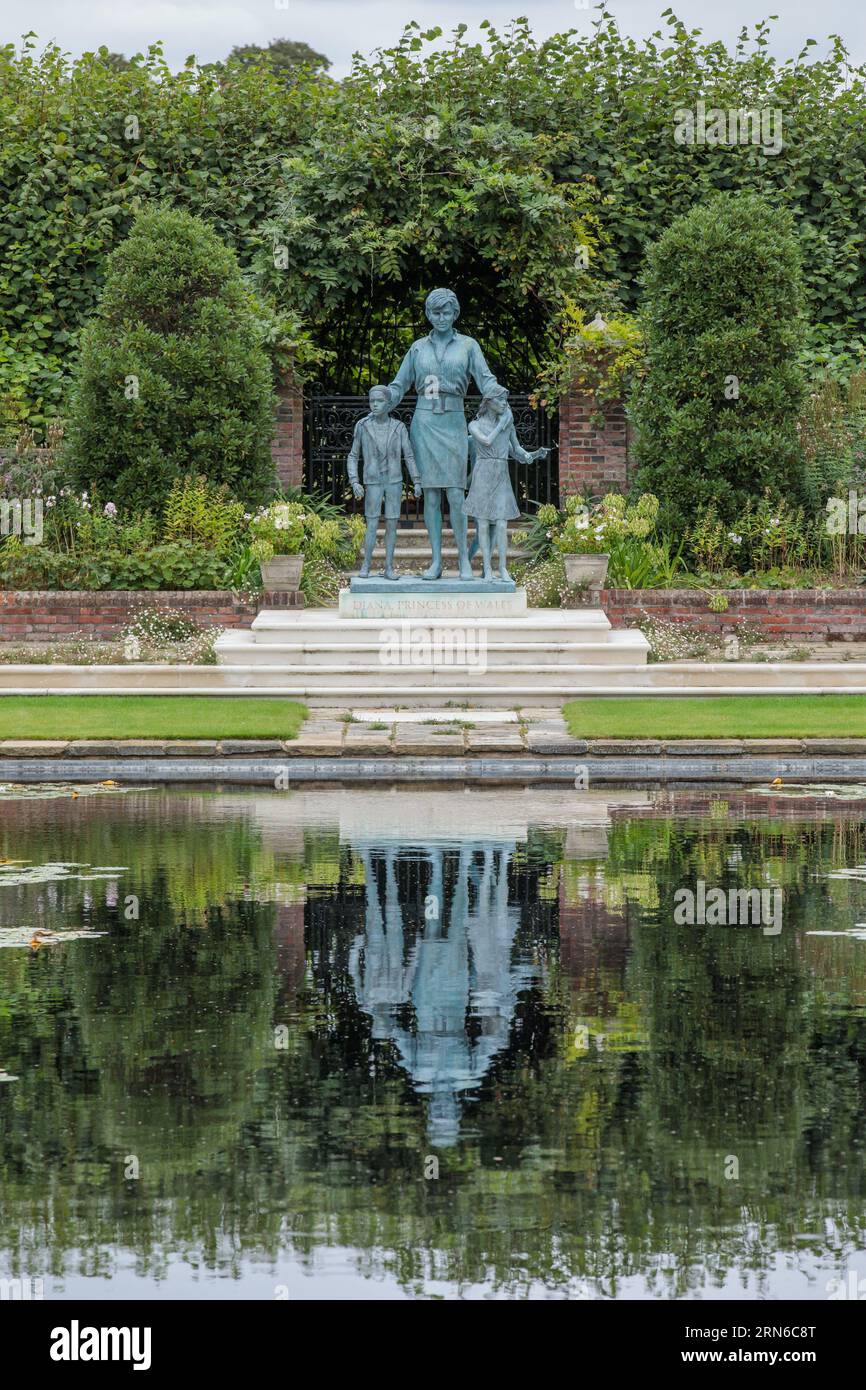 Kensington Palace, London, 31. August 2023. Diana, Prinzessin von Wales Statue, im versunkenen Garten im Kensington Palace, dem ehemaligen Zuhause der Prinzessin, zum 26. Jahrestag des Todes der „Königin der Herzen“. Die Prinzessin wurde an diesem Tag 1997 bei einem Autounfall in Paris getötet. Foto von Amanda Rose/Alamy Live News Stockfoto