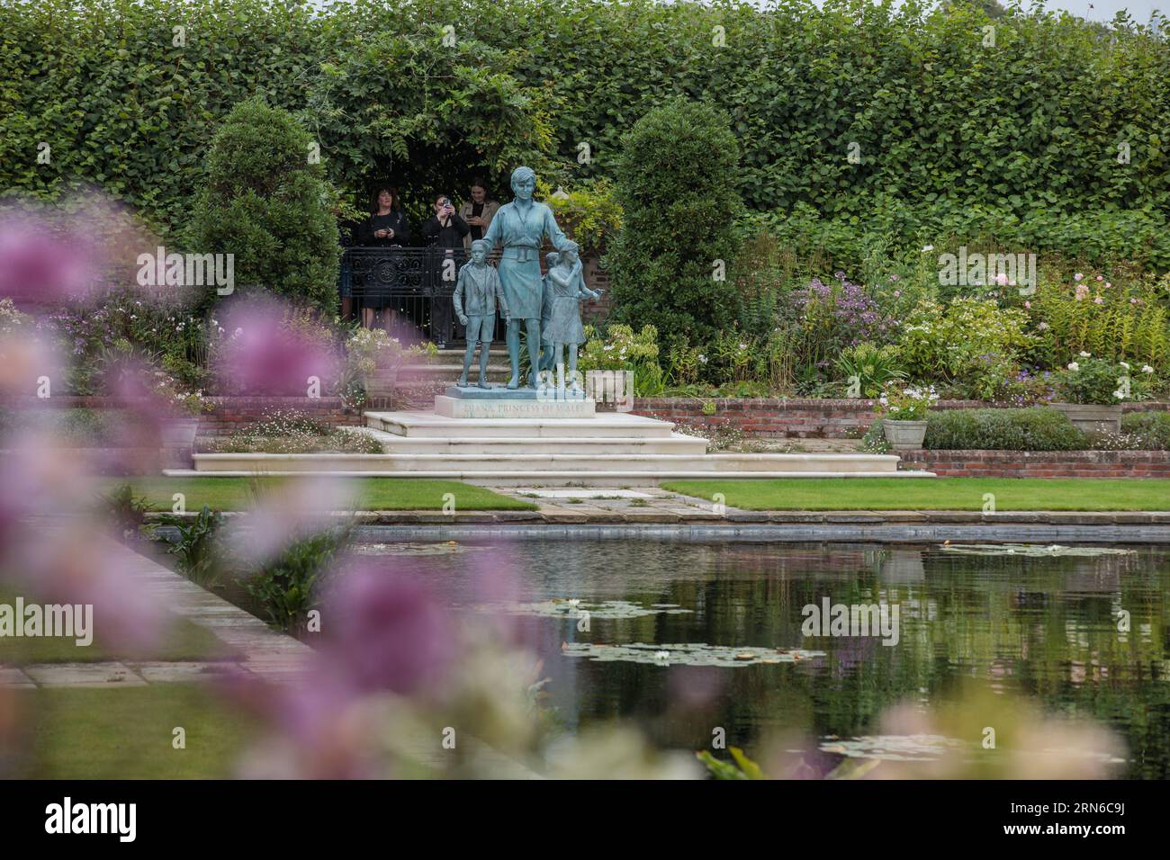 Kensington Palace, London, 31. August 2023. Diana, Prinzessin von Wales Statue, Kensington Palace Gardens, ihr ehemaliges Zuhause, zum 26. Jahrestag des Todes der „Königin der Herzen“. Die Prinzessin wurde an diesem Tag 1997 bei einem Autounfall in Paris getötet. Foto von Amanda Rose/Alamy Live News Stockfoto