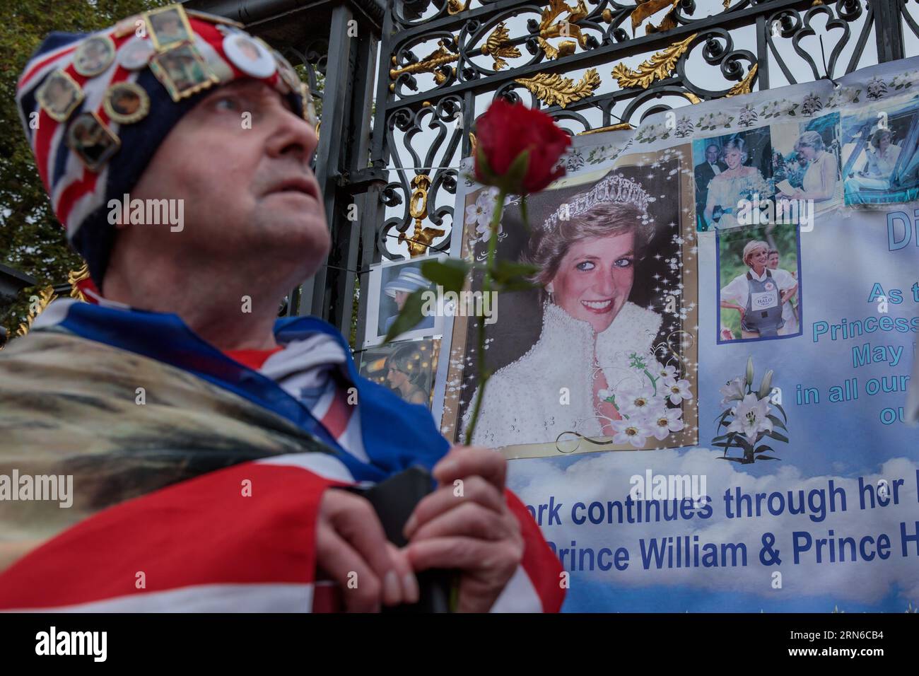 Kensington Palace, London, 31. August 2023. Royal Superfan, John Loughrey, platziert Blumen unter den Tributen, Fahnen, Fotos und Karten vor den Toren des Kensington Palace, der ehemaligen Heimat von Diana, Princes of Wales, in Erinnerung an die verstorbene „Königin der Herzen“ an ihrem 26. Todestag. Die Prinzessin wurde an diesem Tag 1997 bei einem Autounfall in Paris getötet. Foto von Amanda Rose/Alamy Live News Stockfoto