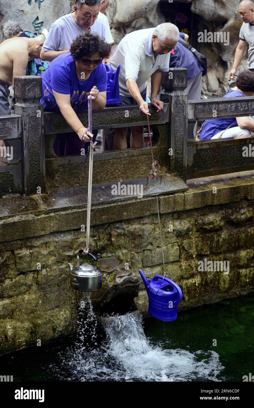 (150720) -- JINAN, 20. Juli 2015 -- Bürger erhalten Wasser in der Heihu-Quelle in Jinan, Hauptstadt der ostchinesischen Provinz Shandong, 20. Juli 2015. Aufgrund der Dauerniederschläge erreichte der unterirdische Wasserstand der Heihu-Quelle am Montag 27,48 Meter, höher als die Warnlinie für die Schmutzaufhängung. )(mcg) CHINA-JINAN-HEIHU SPRING-WATER LEVEL-RISE (CN) ZhaoxXiaoming PUBLICATIONxNOTxINxCHN 150720 Jinan 20. Juli 2015 Bürger erhalten Wasser in der Heihu-Quelle in Jinan Hauptstadt der ostchinesischen Provinz S Shan Dong 20. Juli 2015 aufgrund von Dauerregen erreichte der unterirdische Wasserstand der Heihu-Quelle 27 48 MET Stockfoto