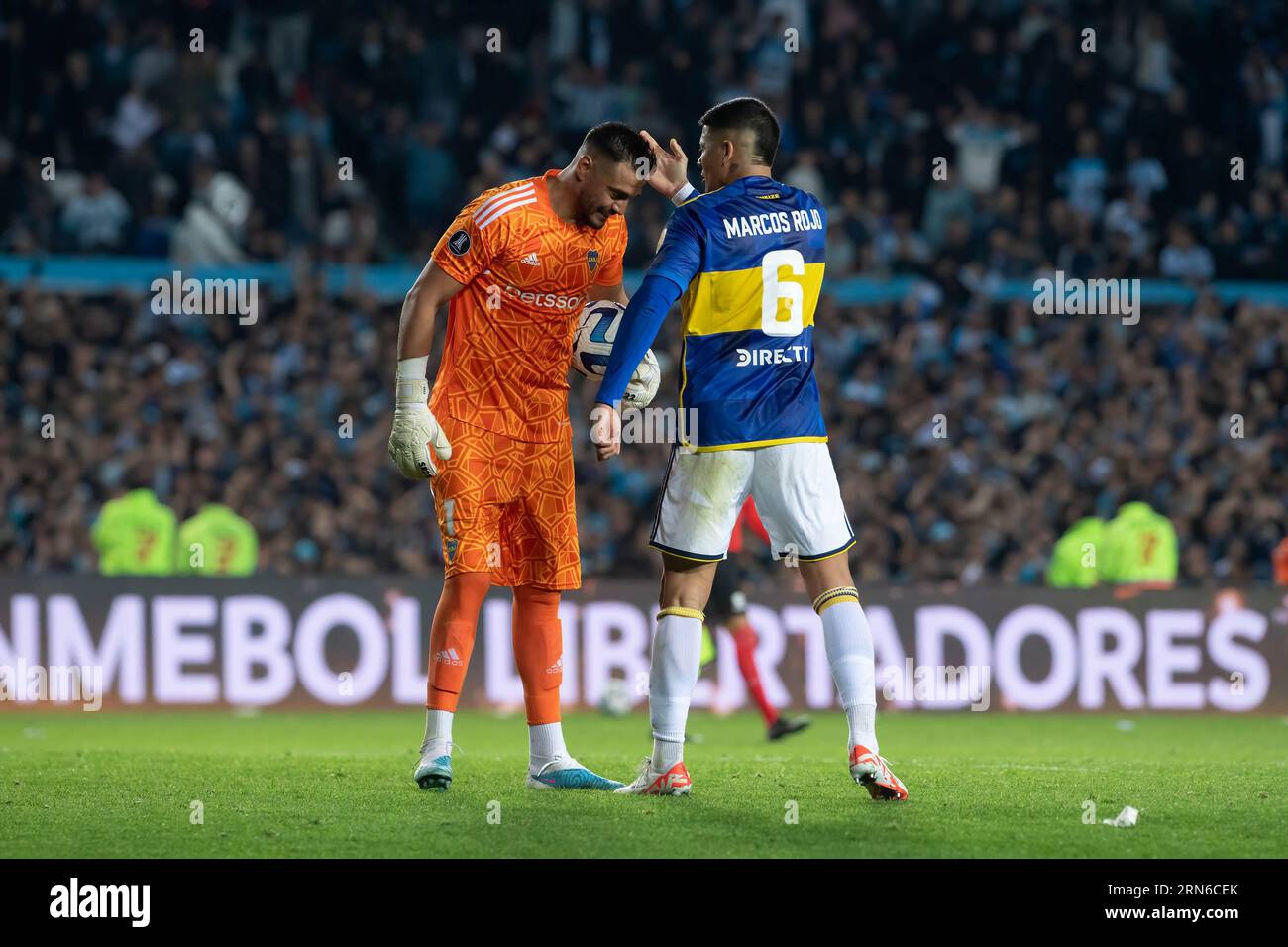 Avellaneda, Argentinien. 30. August 2023. Marcos Rojo und Torhüter Sergio Romero von Boca Juniors vor dem Elfmeterschießen während eines zweiten Viertelfinalspiels zwischen Racing Club und Boca Juniors als Teil der Copa CONMEBOL Libertadores 2023 im Presidente Peron Stadium. Die Boca Juniors besiegten Racing 4-1 im Elfmeterschießen und qualifizierten sich für das Copa Libertadores Halbfinale. (Foto: Manuel Cortina/SOPA Images/SIPA USA) Credit: SIPA USA/Alamy Live News Stockfoto