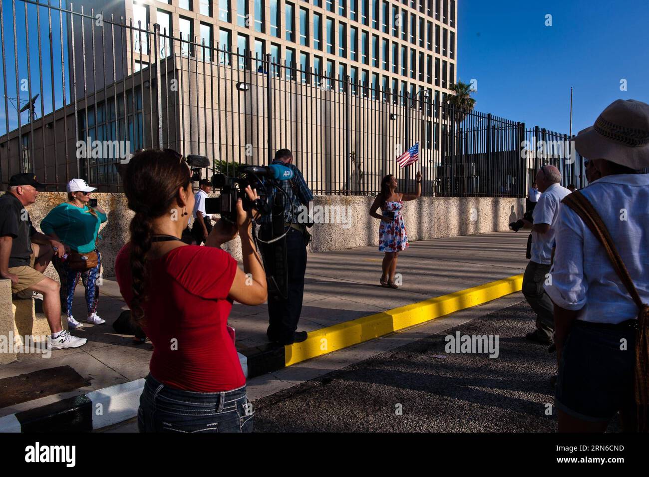 (150720) -- HAVANNA, 20. Juli 2015 -- Ein Tourist aus Kalifornien posiert für Fotos in der US-Botschaft in Havanna, Kuba, am 20. Juli 2015. Kuba und die Vereinigten Staaten haben ihre jeweiligen Botschaften am Montag im Rahmen ihrer jüngsten Vereinbarung über die Wiederherstellung diplomatischer Beziehungen wieder eröffnet. ) KUBA-HAVANNA-US-DIPLOMATISCHE BEZIEHUNGEN-BOTSCHAFT LiuxBin PUBLICATIONxNOTxINxCHN 150720 Havanna 20. Juli 2015 ein Tourist aus Kalifornien posiert für Fotos in der US-Botschaft in Havanna Kuba AM 20. Juli 2015 Kuba und die Vereinigten Staaten haben ihre jeweiligen Botschaften AM Montag im Rahmen ihres kürzlich abgeschlossenen Abkommens mit restauriertem Dipl wieder eröffnet Stockfoto