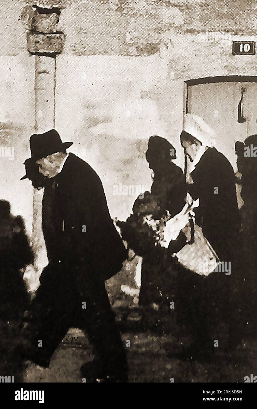 Typisches Kleid in einer französischen Stadt - Frankreich 1939 - Robe typique d'une ville francaise - Frankreich 1939 - Stockfoto