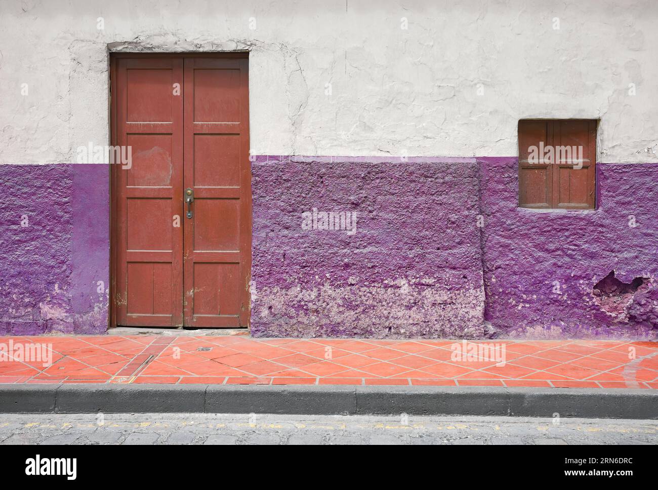 Blick auf eine alte Fassade eines Kolonialgebäudes, Cuenca, Ecuador. Stockfoto