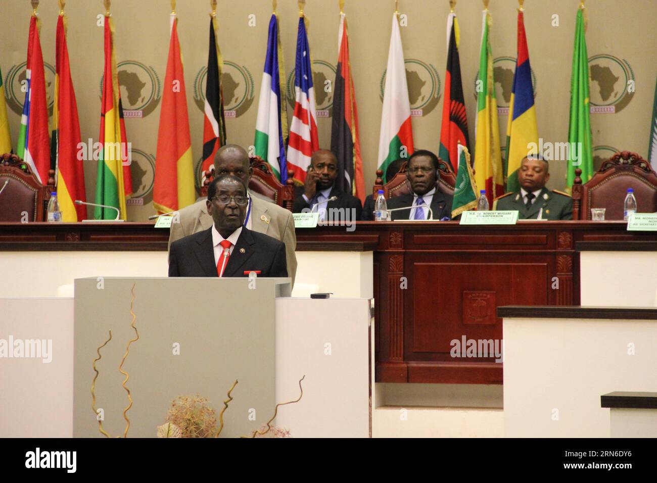 (150721) -- MALABO, 21. Juli 2015 -- Robert Mugabe, Präsident und Vorsitzender Simbabwes hält am 21. Juli 2015 eine Rede auf der Internationalen Konferenz über den Kampf Afrikas gegen Ebola in Malabo, Hauptstadt Äquatorialguineas. Afrikanische Länder sollten ihre Anstrengungen zur Mobilisierung von Ressourcen und zur Erhöhung der Investitionen verstärken, um die Widerstandsfähigkeit des Gesundheitssektors zu verbessern, sagten hochrangige Vertreter der Afrikanischen Union (AU) am Dienstag. ) ÄQUATORIALGUINEA-MALABO-AU-KONFERENZ-EBOLA DENGXYAOMIN PUBLICATIONXNOTXINXCHN Stockfoto