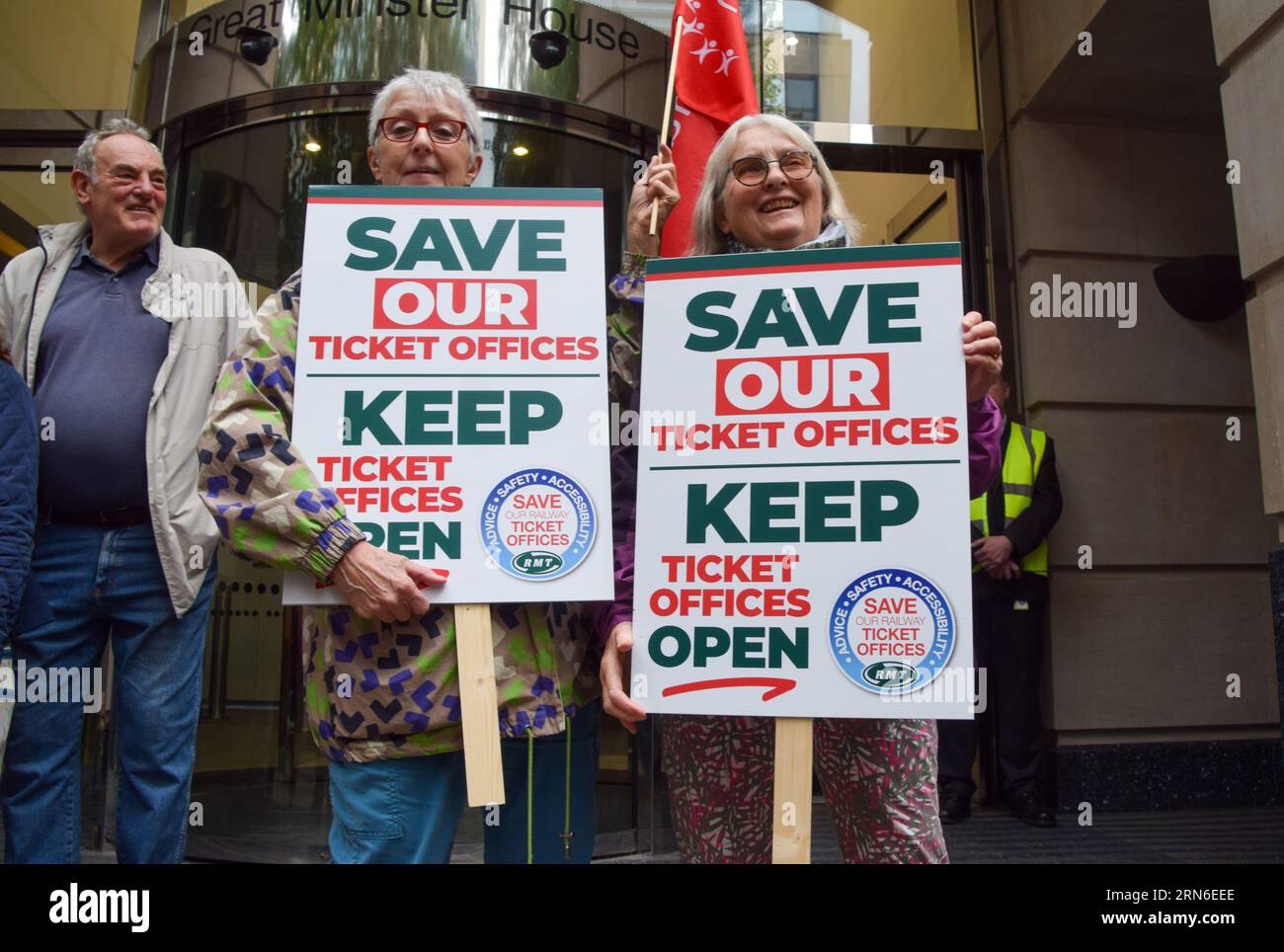 London, Großbritannien. August 2023 31. Demonstranten außerhalb des Verkehrsministeriums. RMT-Mitglieder und Demonstranten marschierten vom Verkehrsministerium zur Downing Street und forderten die Regierung auf, die Schließung von Fahrkartenschaltern an Bahnhöfen zu stoppen. Quelle: Vuk Valcic/Alamy Live News Stockfoto