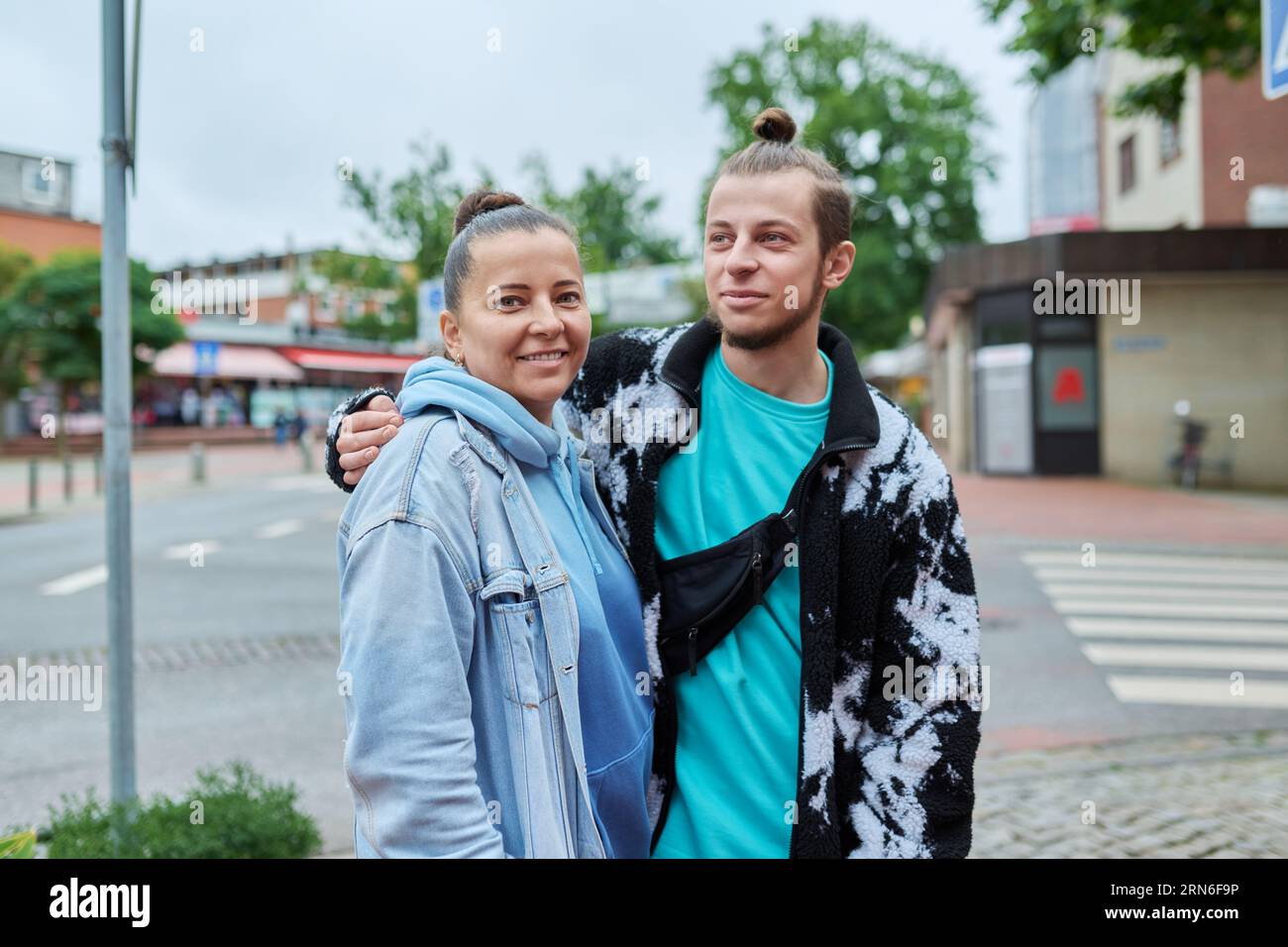 Porträt des 18, 19-jährigen Sohnes, der sich mit seiner Mutter im Freien umgibt Stockfoto