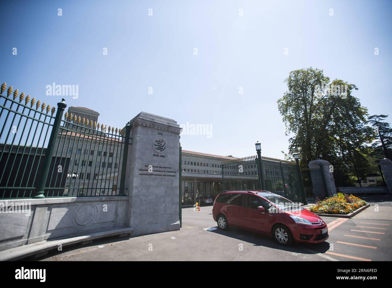 150724 -- GENF, 24. Juli 2015 -- das WTO-Logo der Welthandelsorganisation ist am Eingang des WTO-Hauptsitzes in Genf, Schweiz, 24. Juli 2015 zu sehen. WTO-Mitglieder, die große Exporteure von IT-Produkten vertreten, haben sich am Freitag darauf geeinigt, die Zölle auf mehr als 200 derartige Produkte zu streichen, so die Pressemitteilung der WTO. dzl SCHWEIZ-GENF-WTO-ITA-DEAL XuxJinquan PUBLICATIONxNOTxINxCHN Stockfoto 150724 -- GENF, 24. Juli 2015 -- das WTO-Logo der Welthandelsorganisation ist am Eingang des WTO-Hauptsitzes in Genf, Schweiz, 24. Juli 2015 zu sehen. WTO-Mitglieder, die große Exporteure von IT-Produkten vertreten, haben sich am Freitag darauf geeinigt, die Zölle auf mehr als 200 derartige Produkte zu streichen, so die Pressemitteilung der WTO. dzl SCHWEIZ-GENF-WTO-ITA-DEAL XuxJinquan PUBLICATIONxNOTxINxCHN Stockfoto