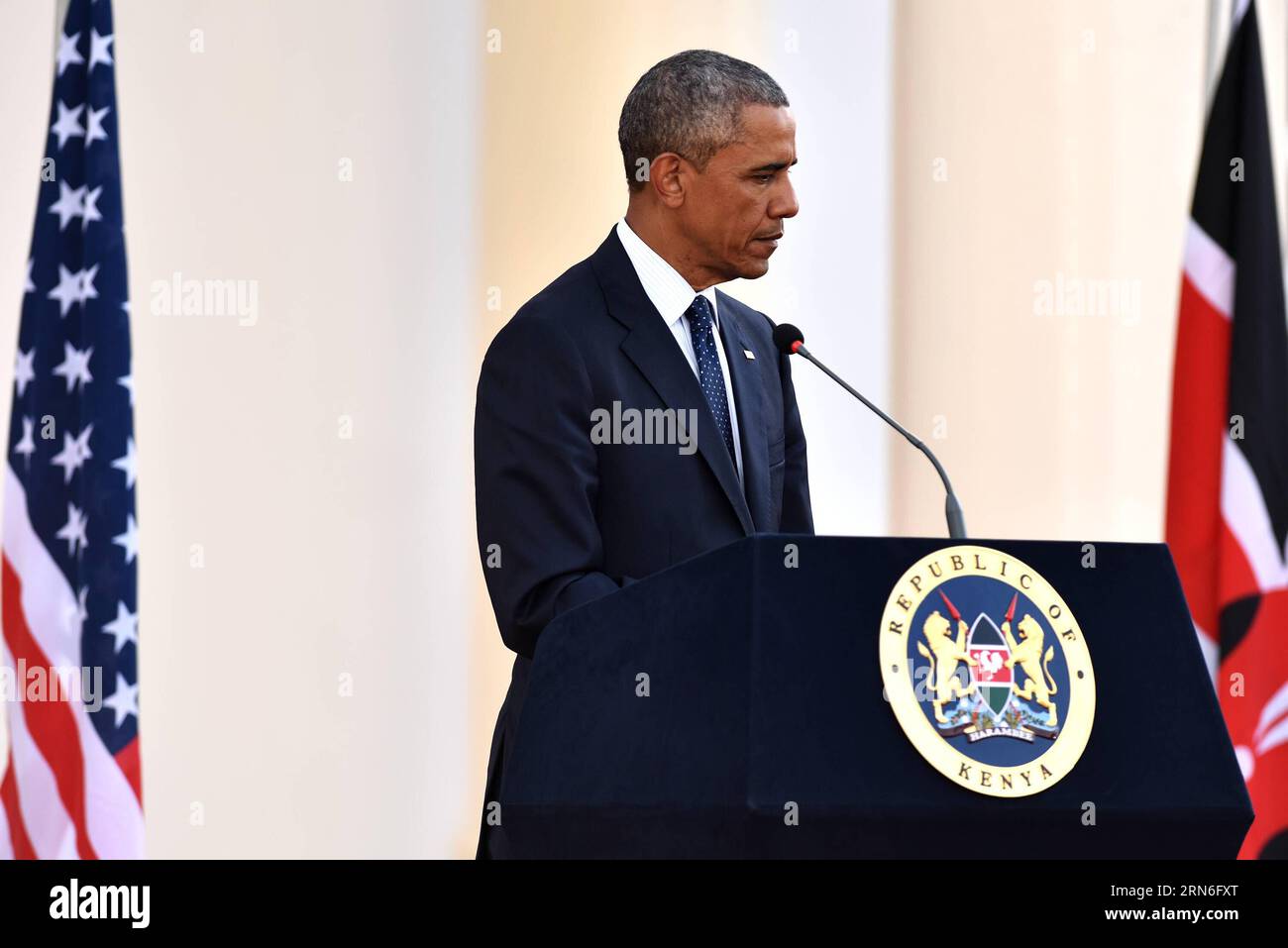 (150725) -- NAIROBI, 25. Juli 2015 -- US-Präsident Barack Obama nimmt an einer gemeinsamen Pressekonferenz mit dem kenianischen Präsidenten Uhuru Kenyatta in Nairobi, Kenia, am 25. Juli 2015 Teil. Kenia und die USA bekräftigten am Samstag ihr Engagement für die Sicherheitszusammenarbeit und im Krieg gegen den Terrorismus, um zukünftige Terroranschläge in der ostafrikanischen Nation zu verhindern. ) KENIA-NAIROBI-US-UHURU-OBAMA-GEMEINSAME PRESSEKONFERENZ SunxRuibo PUBLICATIONxNOTxINxCHN 150725 Nairobi Juli 25 2015 US-Präsident Barack Obama nimmt an einer gemeinsamen Pressekonferenz mit dem kenianischen Präsidenten Uhuru Kenyatta in Nairobi Kenia am 25 2015. Juli Ke Teil Stockfoto